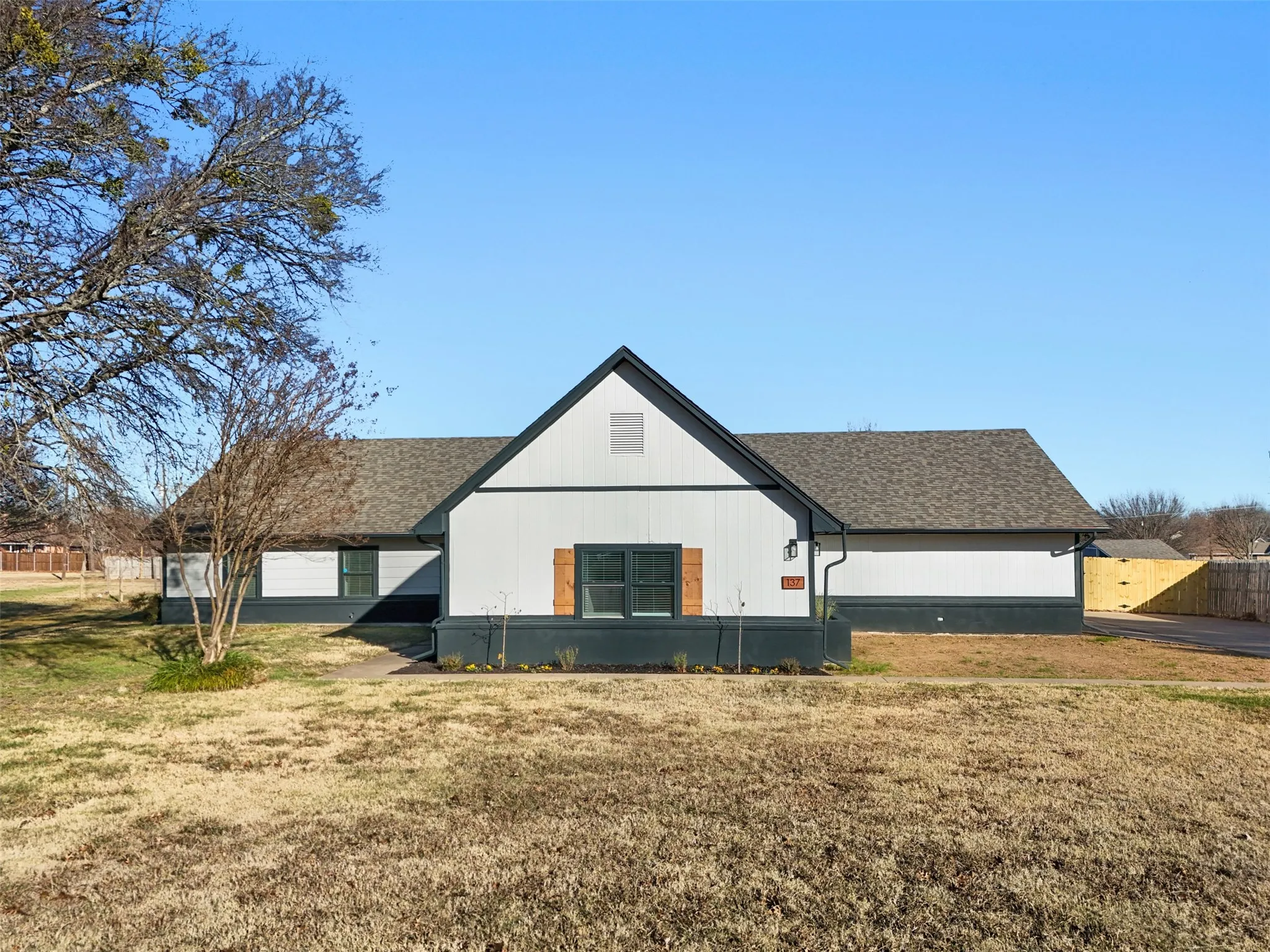 Single Family Residence For Sale in Grayson County , 137 S Meadowbrook Drive, Pottsboro, Texas 75076, 5 Bedroom, 4 Bathroom, 2 Garage spaces, 2,217 Sqft, built in 1978, Preowned, mls#21139065, Real Estate Agent in Pottsboro, Homes For Sale in Grayson county, Homes For Sale in Pottsboro, Realtor in Pottsboro Texas, Real Estate Brokerage Independent Realty Texas, Luminita Cordes Realtor
