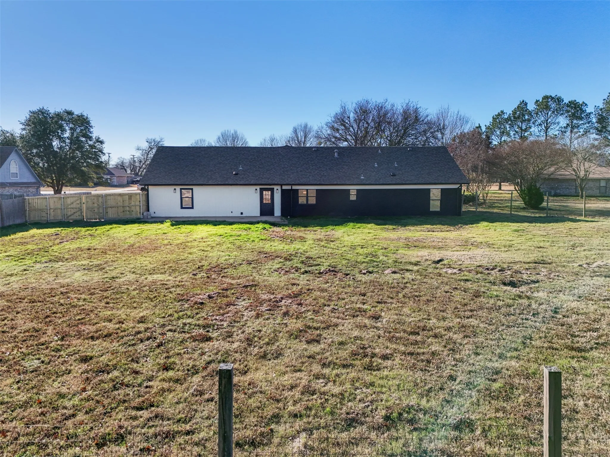 Single Family Residence For Sale in Grayson County , 137 S Meadowbrook Drive, Pottsboro, Texas 75076, 5 Bedroom, 4 Bathroom, 2 Garage spaces, 2,217 Sqft, built in 1978, Preowned, mls#21139065, Real Estate Agent in Pottsboro, Homes For Sale in Grayson county, Homes For Sale in Pottsboro, Realtor in Pottsboro Texas, Real Estate Brokerage Independent Realty Texas, Luminita Cordes Realtor
