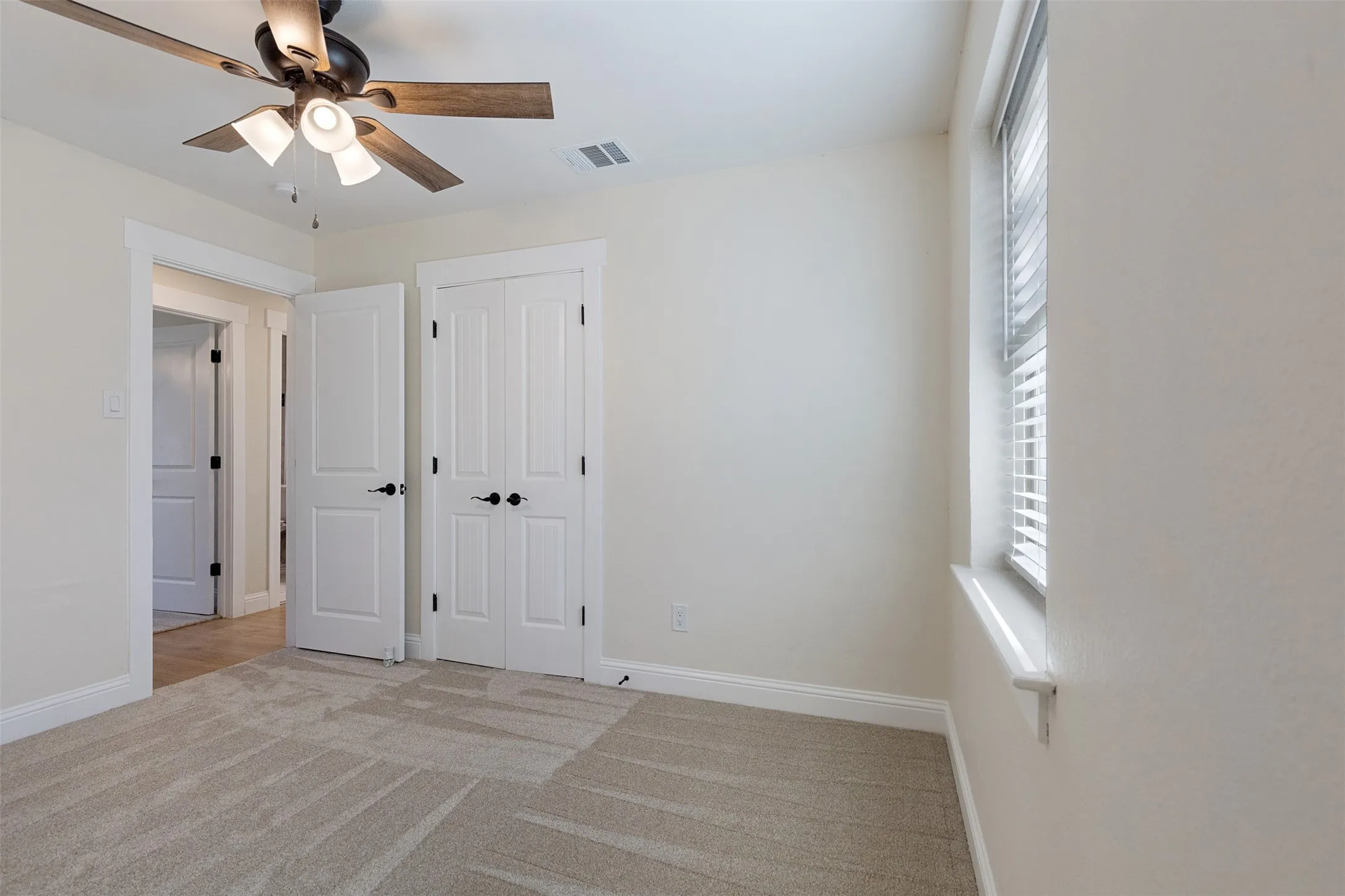 Single Family Residence For Sale in Grayson County , 137 S Meadowbrook Drive, Pottsboro, Texas 75076, 5 Bedroom, 4 Bathroom, 2 Garage spaces, 2,217 Sqft, built in 1978, Preowned, mls#21139065, Real Estate Agent in Pottsboro, Homes For Sale in Grayson county, Homes For Sale in Pottsboro, Realtor in Pottsboro Texas, Real Estate Brokerage Independent Realty Texas, Luminita Cordes Realtor