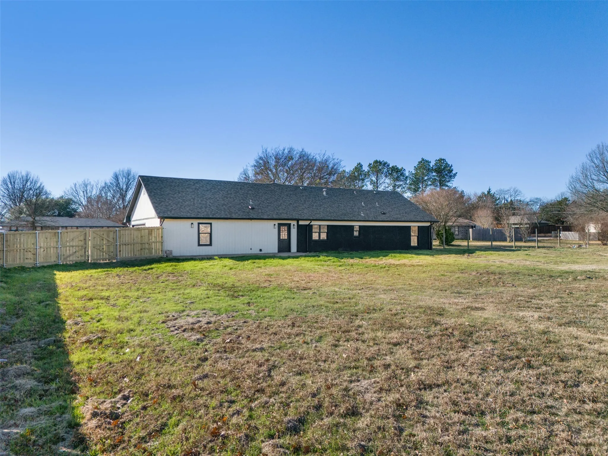 Single Family Residence For Sale in Grayson County , 137 S Meadowbrook Drive, Pottsboro, Texas 75076, 5 Bedroom, 4 Bathroom, 2 Garage spaces, 2,217 Sqft, built in 1978, Preowned, mls#21139065, Real Estate Agent in Pottsboro, Homes For Sale in Grayson county, Homes For Sale in Pottsboro, Realtor in Pottsboro Texas, Real Estate Brokerage Independent Realty Texas, Luminita Cordes Realtor