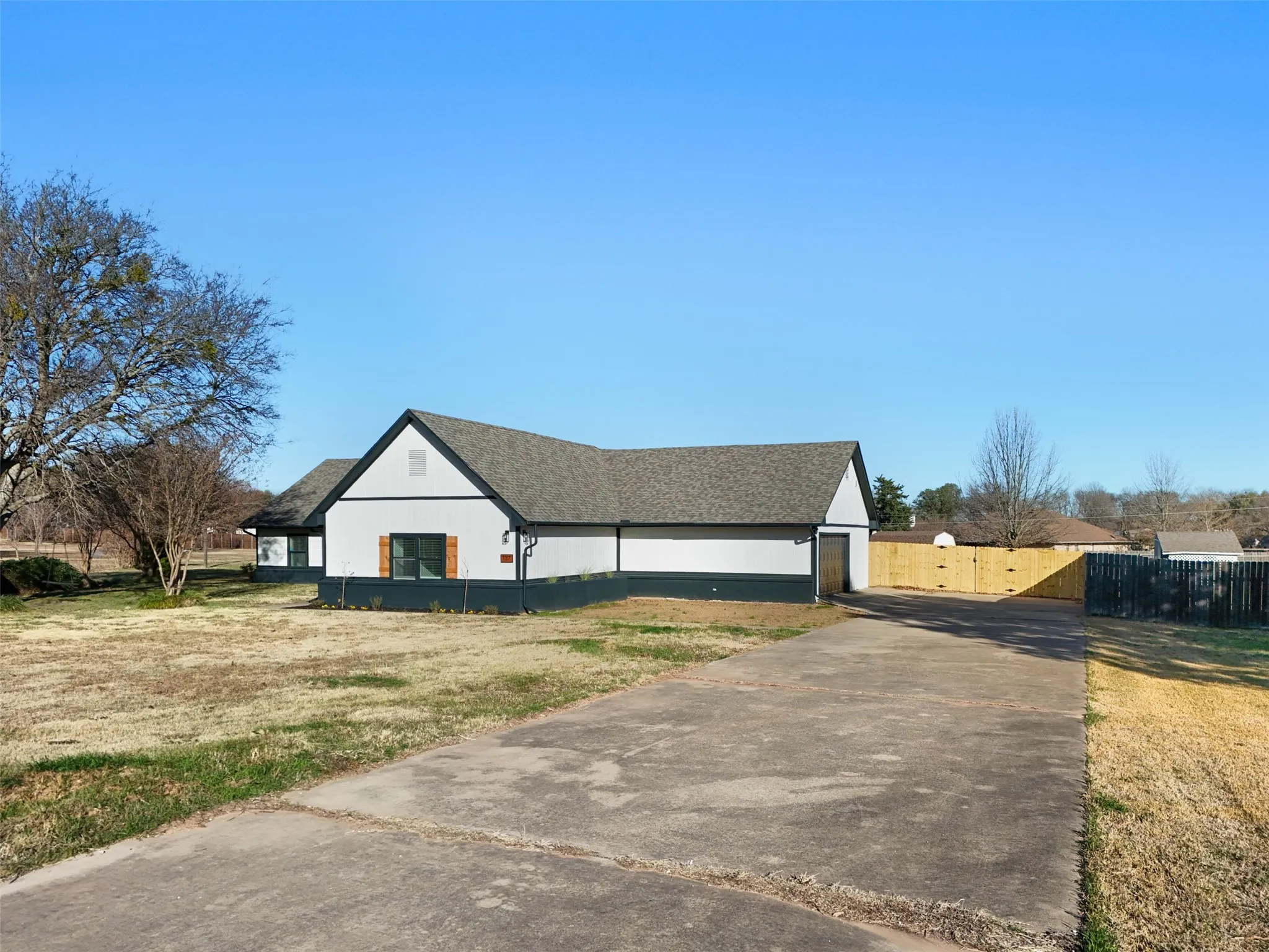 Single Family Residence For Sale in Grayson County , 137 S Meadowbrook Drive, Pottsboro, Texas 75076, 5 Bedroom, 4 Bathroom, 2 Garage spaces, 2,217 Sqft, built in 1978, Preowned, mls#21139065, Real Estate Agent in Pottsboro, Homes For Sale in Grayson county, Homes For Sale in Pottsboro, Realtor in Pottsboro Texas, Real Estate Brokerage Independent Realty Texas, Luminita Cordes Realtor