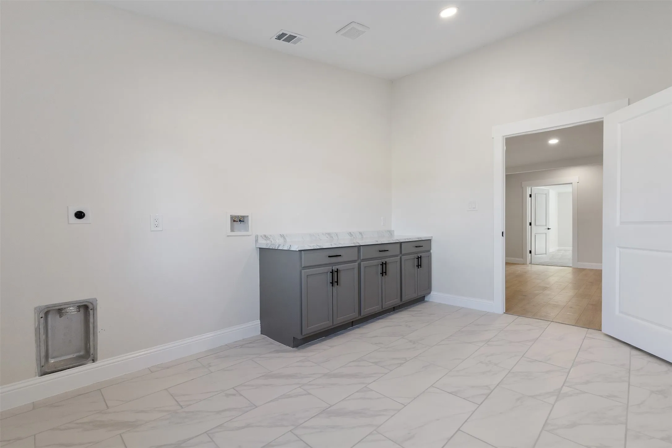 Single Family Residence For Sale in Grayson County , 137 S Meadowbrook Drive, Pottsboro, Texas 75076, 5 Bedroom, 4 Bathroom, 2 Garage spaces, 2,217 Sqft, built in 1978, Preowned, mls#21139065, Real Estate Agent in Pottsboro, Homes For Sale in Grayson county, Homes For Sale in Pottsboro, Realtor in Pottsboro Texas, Real Estate Brokerage Independent Realty Texas, Luminita Cordes Realtor