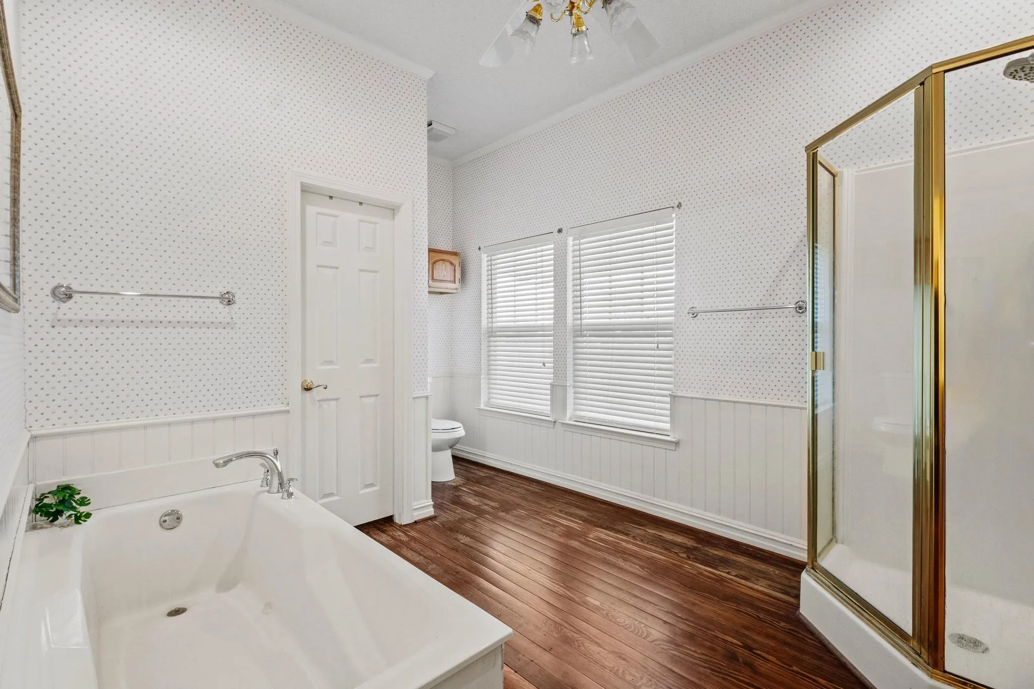 10'x10' space offers plenty of room - large walk-in closet is behind the door