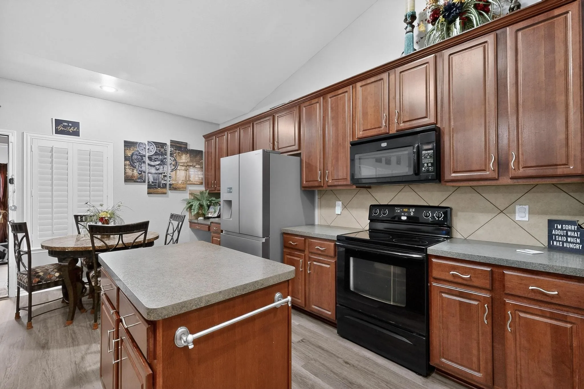 Single Family Residence For Sale in Hunt County , 3020 Glenoaks Drive, Royse City, Texas 75189, 3 Bedrooms, 3 Bathrooms, 3 Garage spaces, 2,534 Sqft, built in 2009, Preowned, Price $455,000, mls#21138522, Real Estate Agent in Royse City, Homes For Sale in Hunt county, Homes For Sale in Royse City, Realtor in Royse City Texas, Real Estate Brokerage Independent Realty Texas, Luminita Cordes Realtor