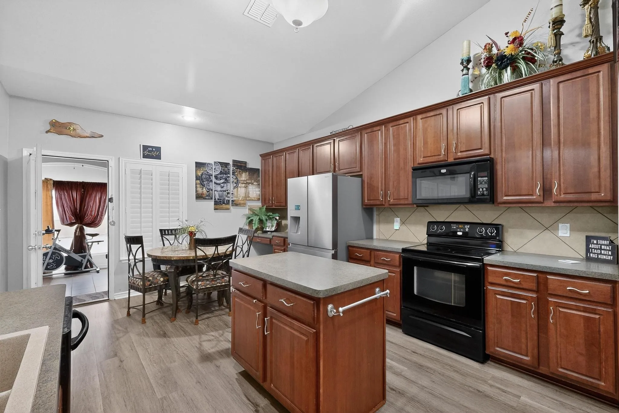 Single Family Residence For Sale in Hunt County , 3020 Glenoaks Drive, Royse City, Texas 75189, 3 Bedrooms, 3 Bathrooms, 3 Garage spaces, 2,534 Sqft, built in 2009, Preowned, Price $455,000, mls#21138522, Real Estate Agent in Royse City, Homes For Sale in Hunt county, Homes For Sale in Royse City, Realtor in Royse City Texas, Real Estate Brokerage Independent Realty Texas, Luminita Cordes Realtor
