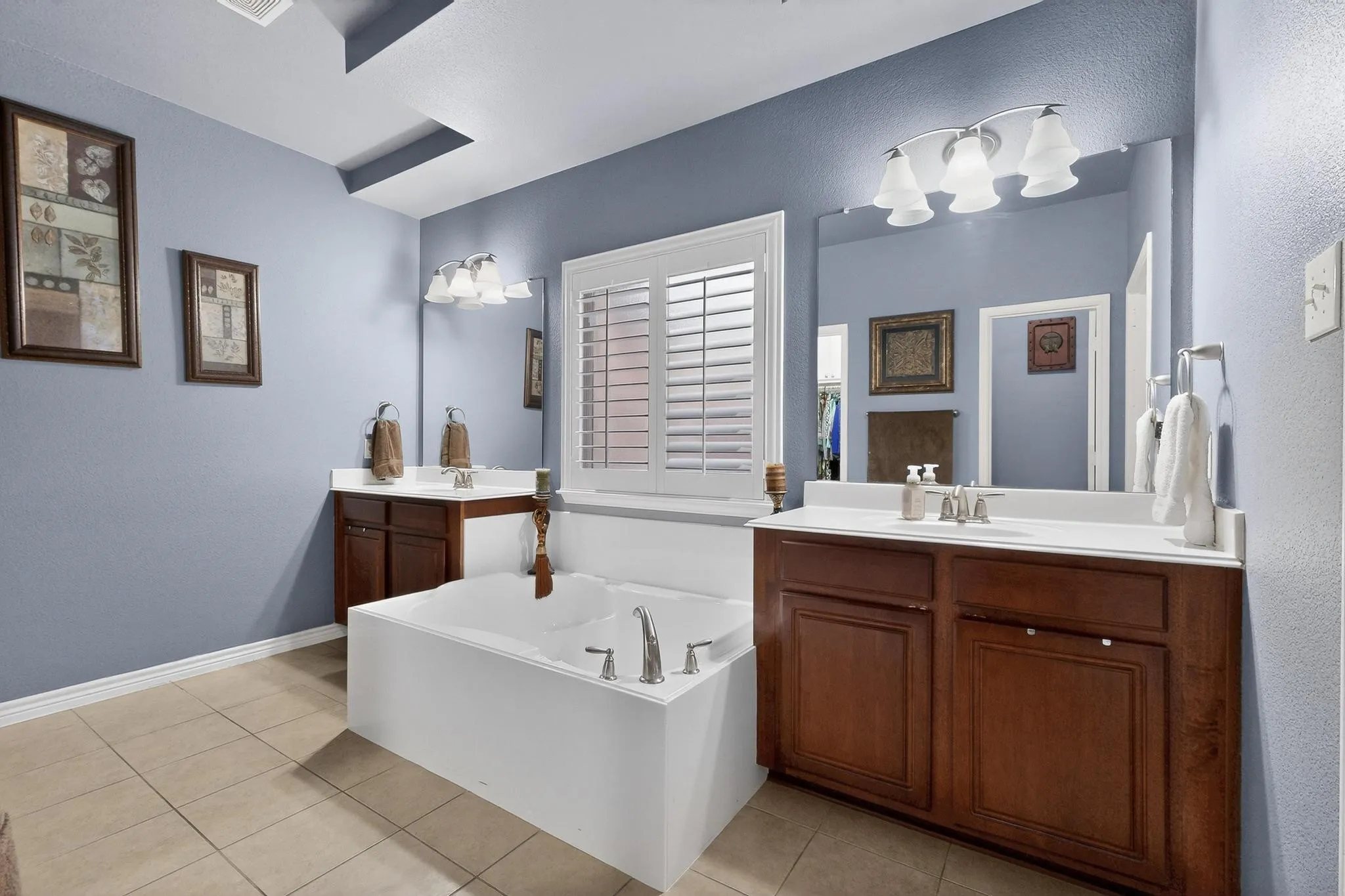 Single Family Residence For Sale in Hunt County , 3020 Glenoaks Drive, Royse City, Texas 75189, 3 Bedrooms, 3 Bathrooms, 3 Garage spaces, 2,534 Sqft, built in 2009, Preowned, Price $455,000, mls#21138522, Real Estate Agent in Royse City, Homes For Sale in Hunt county, Homes For Sale in Royse City, Realtor in Royse City Texas, Real Estate Brokerage Independent Realty Texas, Luminita Cordes Realtor