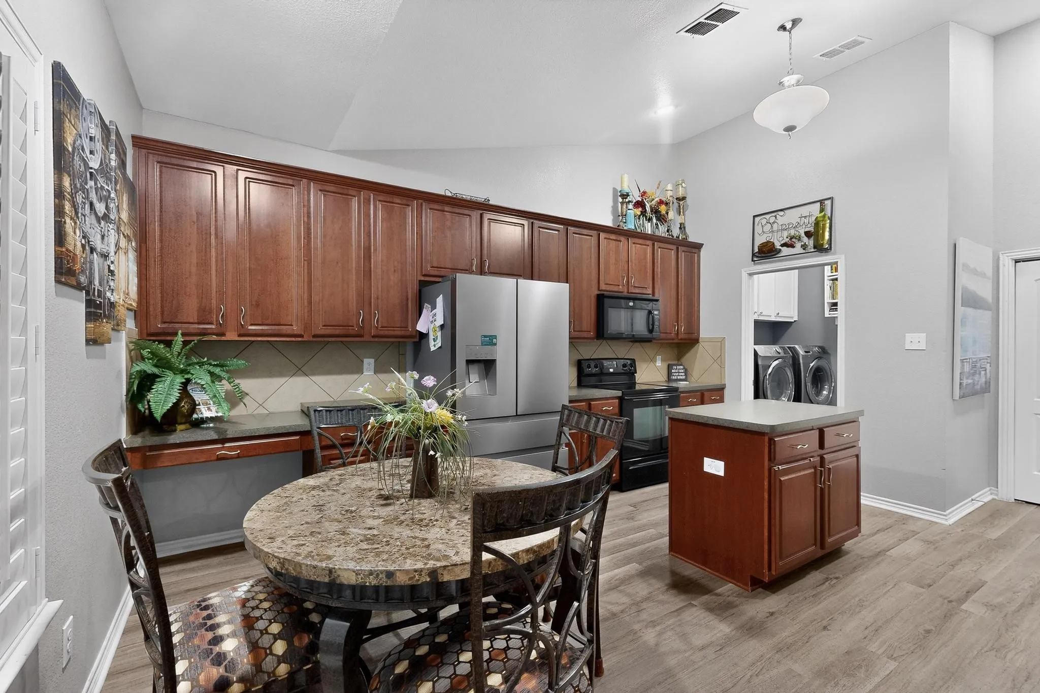 Single Family Residence For Sale in Hunt County , 3020 Glenoaks Drive, Royse City, Texas 75189, 3 Bedrooms, 3 Bathrooms, 3 Garage spaces, 2,534 Sqft, built in 2009, Preowned, Price $455,000, mls#21138522, Real Estate Agent in Royse City, Homes For Sale in Hunt county, Homes For Sale in Royse City, Realtor in Royse City Texas, Real Estate Brokerage Independent Realty Texas, Luminita Cordes Realtor