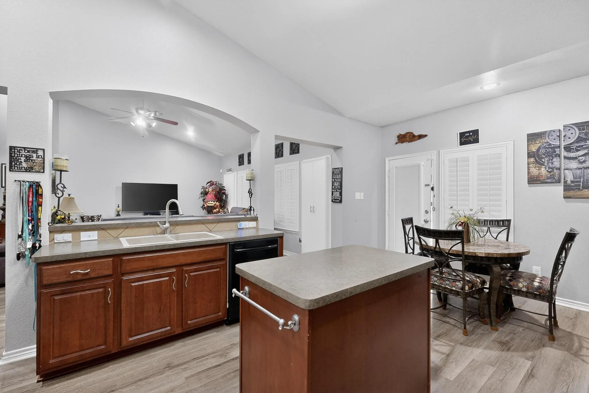 Single Family Residence For Sale in Hunt County , 3020 Glenoaks Drive, Royse City, Texas 75189, 3 Bedrooms, 3 Bathrooms, 3 Garage spaces, 2,534 Sqft, built in 2009, Preowned, Price $455,000, mls#21138522, Real Estate Agent in Royse City, Homes For Sale in Hunt county, Homes For Sale in Royse City, Realtor in Royse City Texas, Real Estate Brokerage Independent Realty Texas, Luminita Cordes Realtor