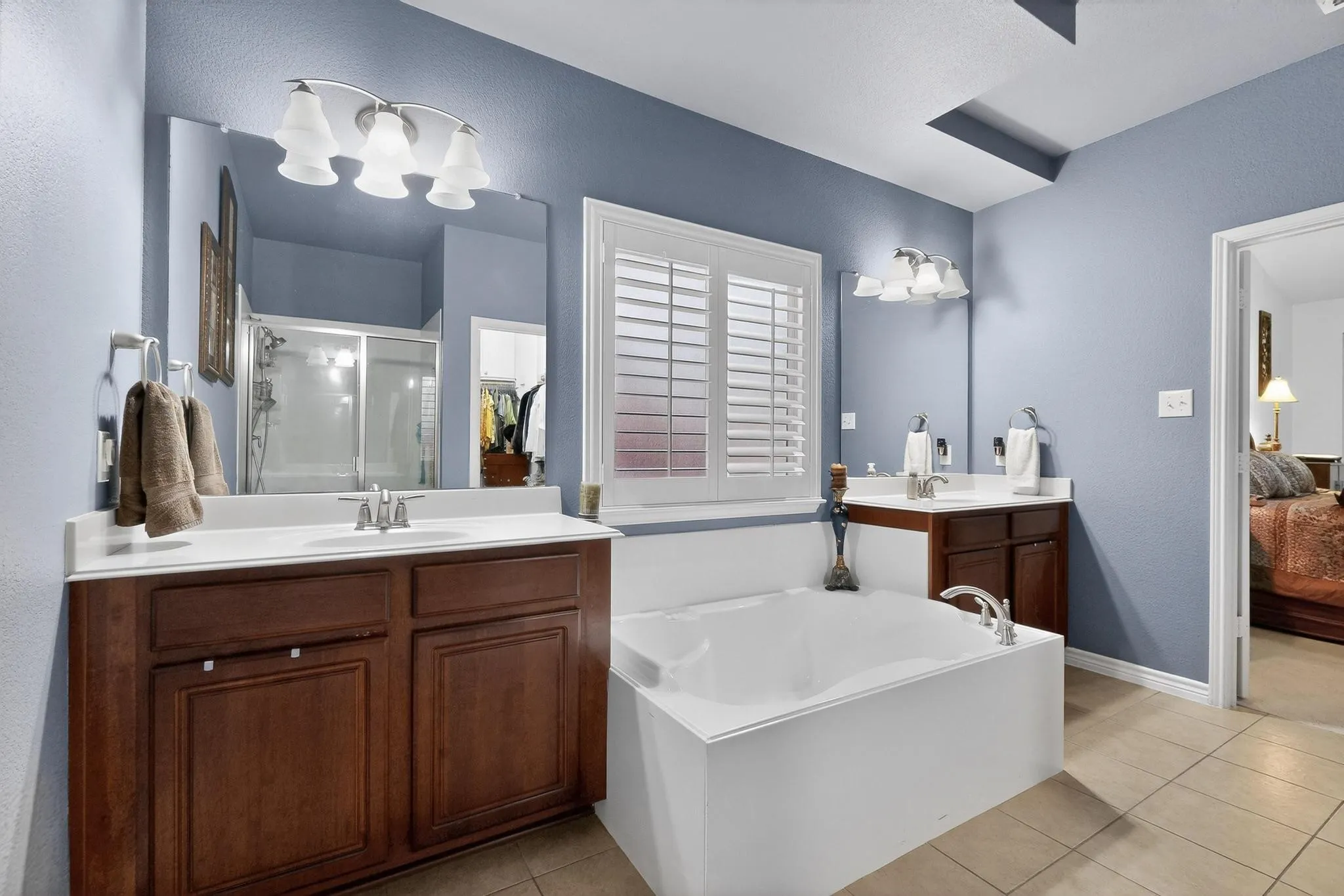 Single Family Residence For Sale in Hunt County , 3020 Glenoaks Drive, Royse City, Texas 75189, 3 Bedrooms, 3 Bathrooms, 3 Garage spaces, 2,534 Sqft, built in 2009, Preowned, Price $455,000, mls#21138522, Real Estate Agent in Royse City, Homes For Sale in Hunt county, Homes For Sale in Royse City, Realtor in Royse City Texas, Real Estate Brokerage Independent Realty Texas, Luminita Cordes Realtor