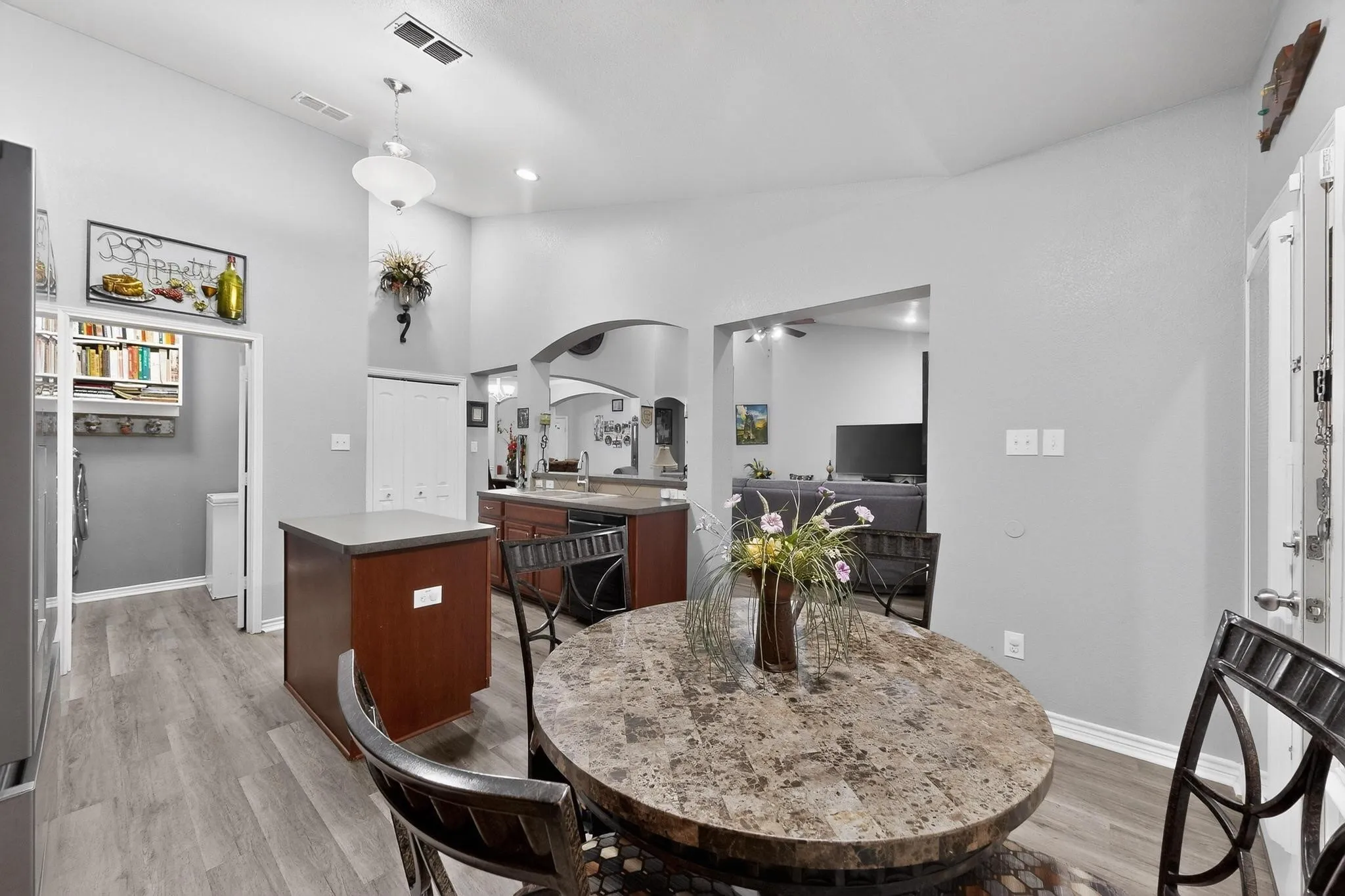 Single Family Residence For Sale in Hunt County , 3020 Glenoaks Drive, Royse City, Texas 75189, 3 Bedrooms, 3 Bathrooms, 3 Garage spaces, 2,534 Sqft, built in 2009, Preowned, Price $455,000, mls#21138522, Real Estate Agent in Royse City, Homes For Sale in Hunt county, Homes For Sale in Royse City, Realtor in Royse City Texas, Real Estate Brokerage Independent Realty Texas, Luminita Cordes Realtor