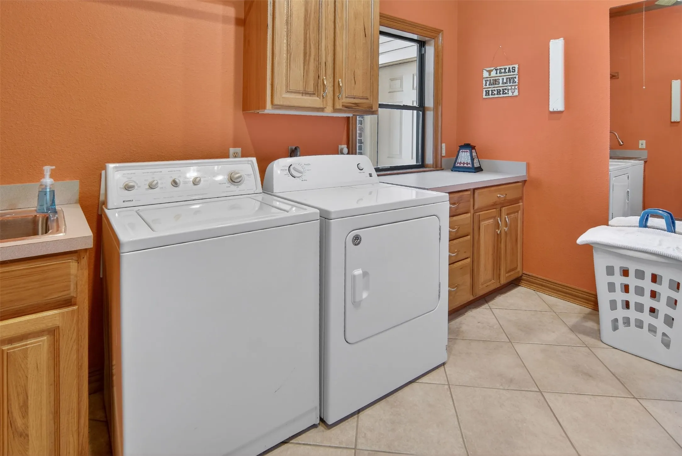 Single Family Residence For Sale in Palo Pinto County , 200 Oyster Bay, Graford, Texas 76449, 4 Bedroom, 4 Bathroom, 3 Garage spaces, 4,900 Sqft, built in 1999, Preowned, mls#21129845, Real Estate Agent in Graford, Homes For Sale in Palo Pinto county, Homes For Sale in Graford, Realtor in Graford Texas, Real Estate Brokerage Independent Realty Texas, Luminita Cordes Realtor