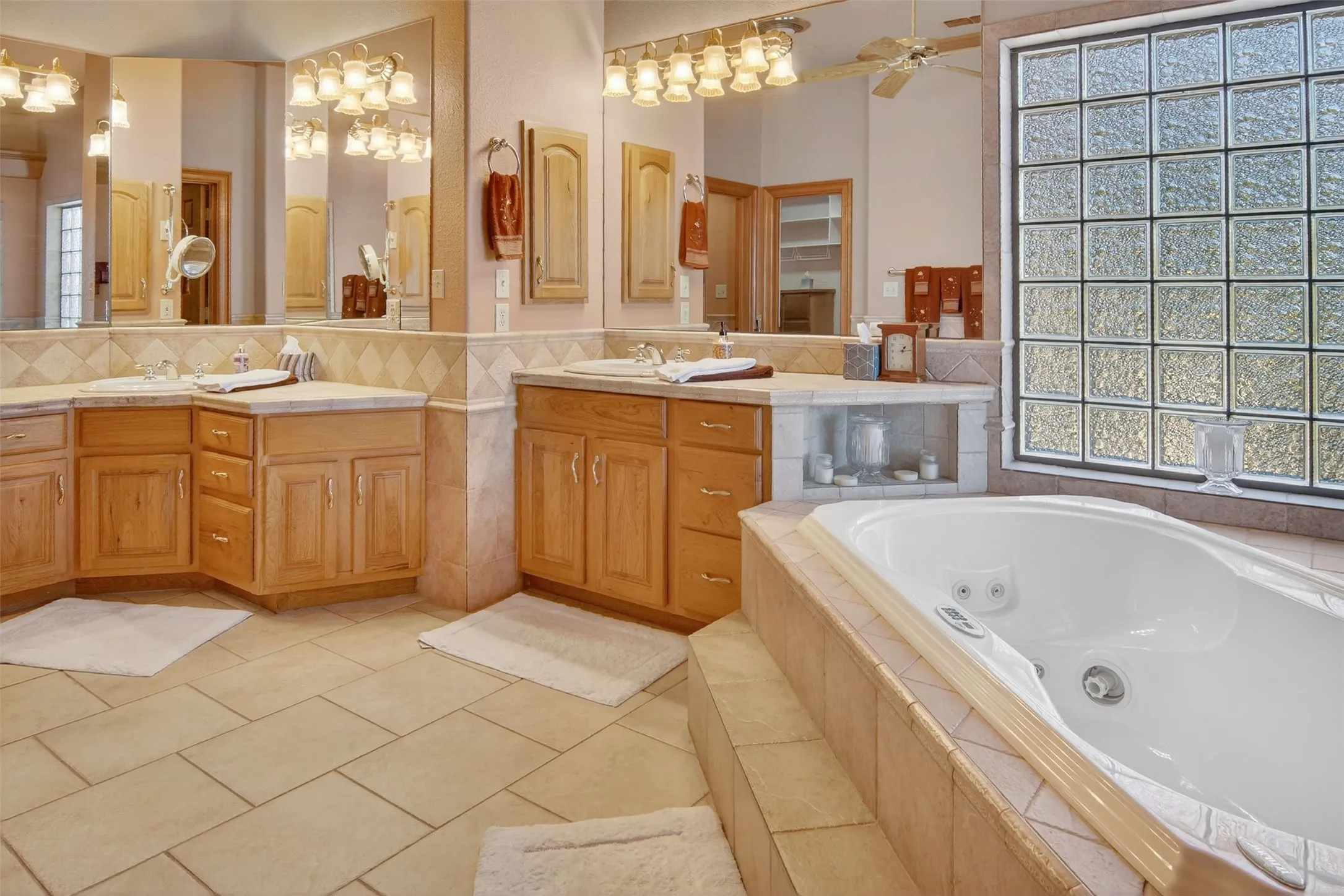 Single Family Residence For Sale in Palo Pinto County , 200 Oyster Bay, Graford, Texas 76449, 4 Bedroom, 4 Bathroom, 3 Garage spaces, 4,900 Sqft, built in 1999, Preowned, mls#21129845, Real Estate Agent in Graford, Homes For Sale in Palo Pinto county, Homes For Sale in Graford, Realtor in Graford Texas, Real Estate Brokerage Independent Realty Texas, Luminita Cordes Realtor