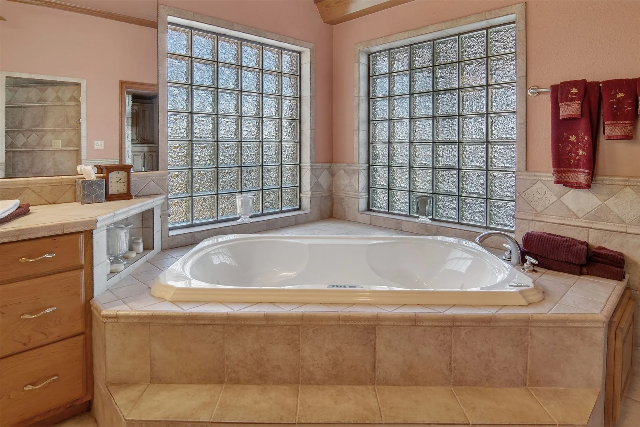 Single Family Residence For Sale in Palo Pinto County , 200 Oyster Bay, Graford, Texas 76449, 4 Bedroom, 4 Bathroom, 3 Garage spaces, 4,900 Sqft, built in 1999, Preowned, mls#21129845, Real Estate Agent in Graford, Homes For Sale in Palo Pinto county, Homes For Sale in Graford, Realtor in Graford Texas, Real Estate Brokerage Independent Realty Texas, Luminita Cordes Realtor