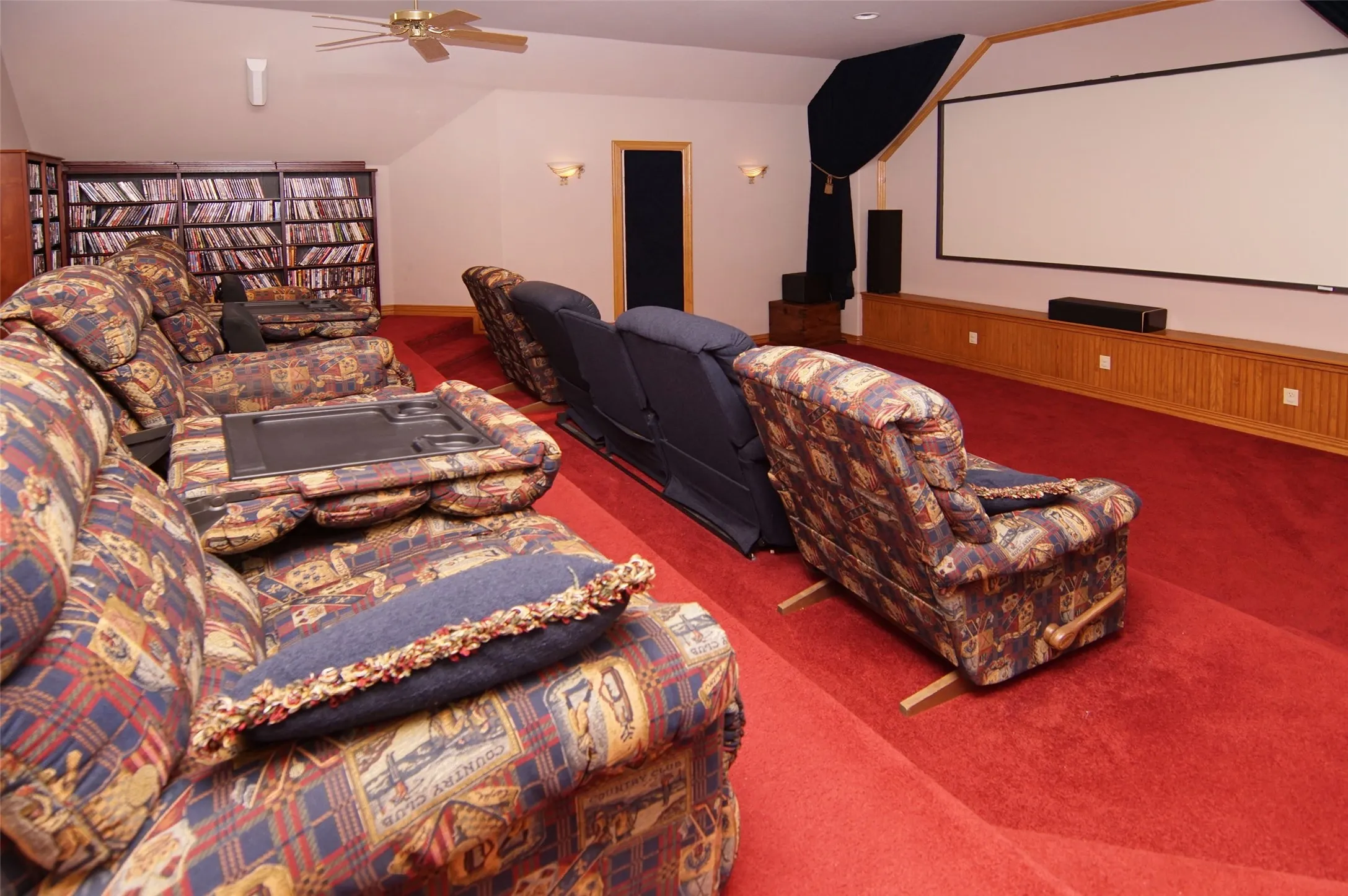 Single Family Residence For Sale in Palo Pinto County , 200 Oyster Bay, Graford, Texas 76449, 4 Bedroom, 4 Bathroom, 3 Garage spaces, 4,900 Sqft, built in 1999, Preowned, mls#21129845, Real Estate Agent in Graford, Homes For Sale in Palo Pinto county, Homes For Sale in Graford, Realtor in Graford Texas, Real Estate Brokerage Independent Realty Texas, Luminita Cordes Realtor