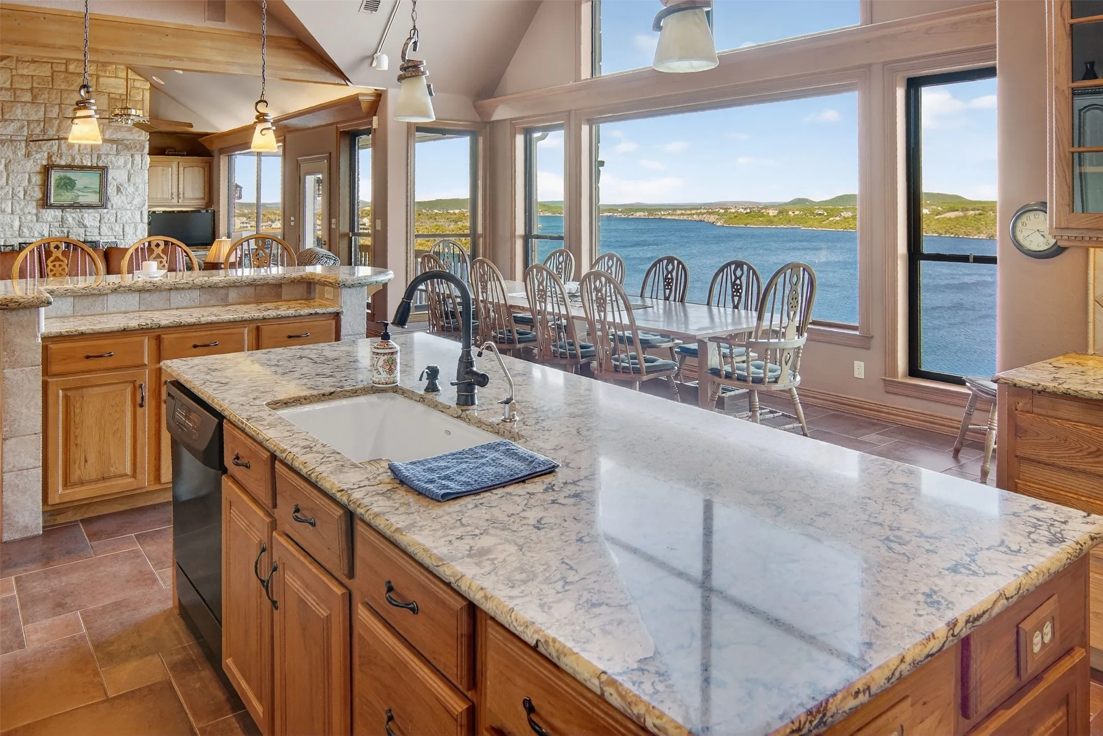 Single Family Residence For Sale in Palo Pinto County , 200 Oyster Bay, Graford, Texas 76449, 4 Bedroom, 4 Bathroom, 3 Garage spaces, 4,900 Sqft, built in 1999, Preowned, mls#21129845, Real Estate Agent in Graford, Homes For Sale in Palo Pinto county, Homes For Sale in Graford, Realtor in Graford Texas, Real Estate Brokerage Independent Realty Texas, Luminita Cordes Realtor