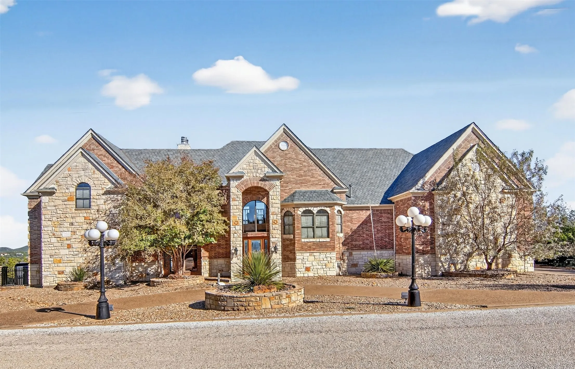 Single Family Residence For Sale in Palo Pinto County , 200 Oyster Bay, Graford, Texas 76449, 4 Bedroom, 4 Bathroom, 3 Garage spaces, 4,900 Sqft, built in 1999, Preowned, mls#21129845, Real Estate Agent in Graford, Homes For Sale in Palo Pinto county, Homes For Sale in Graford, Realtor in Graford Texas, Real Estate Brokerage Independent Realty Texas, Luminita Cordes Realtor