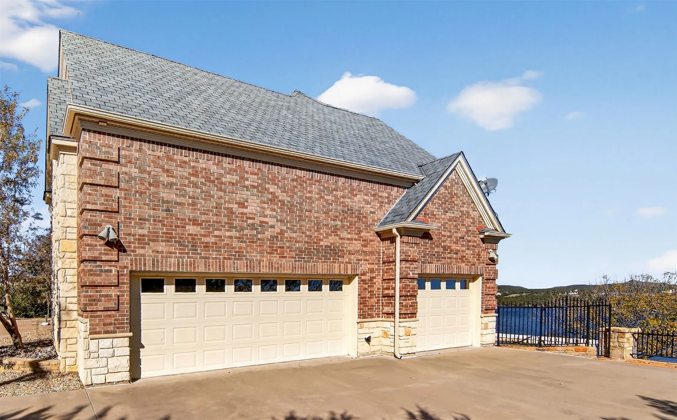 Single Family Residence For Sale in Palo Pinto County , 200 Oyster Bay, Graford, Texas 76449, 4 Bedroom, 4 Bathroom, 3 Garage spaces, 4,900 Sqft, built in 1999, Preowned, mls#21129845, Real Estate Agent in Graford, Homes For Sale in Palo Pinto county, Homes For Sale in Graford, Realtor in Graford Texas, Real Estate Brokerage Independent Realty Texas, Luminita Cordes Realtor
