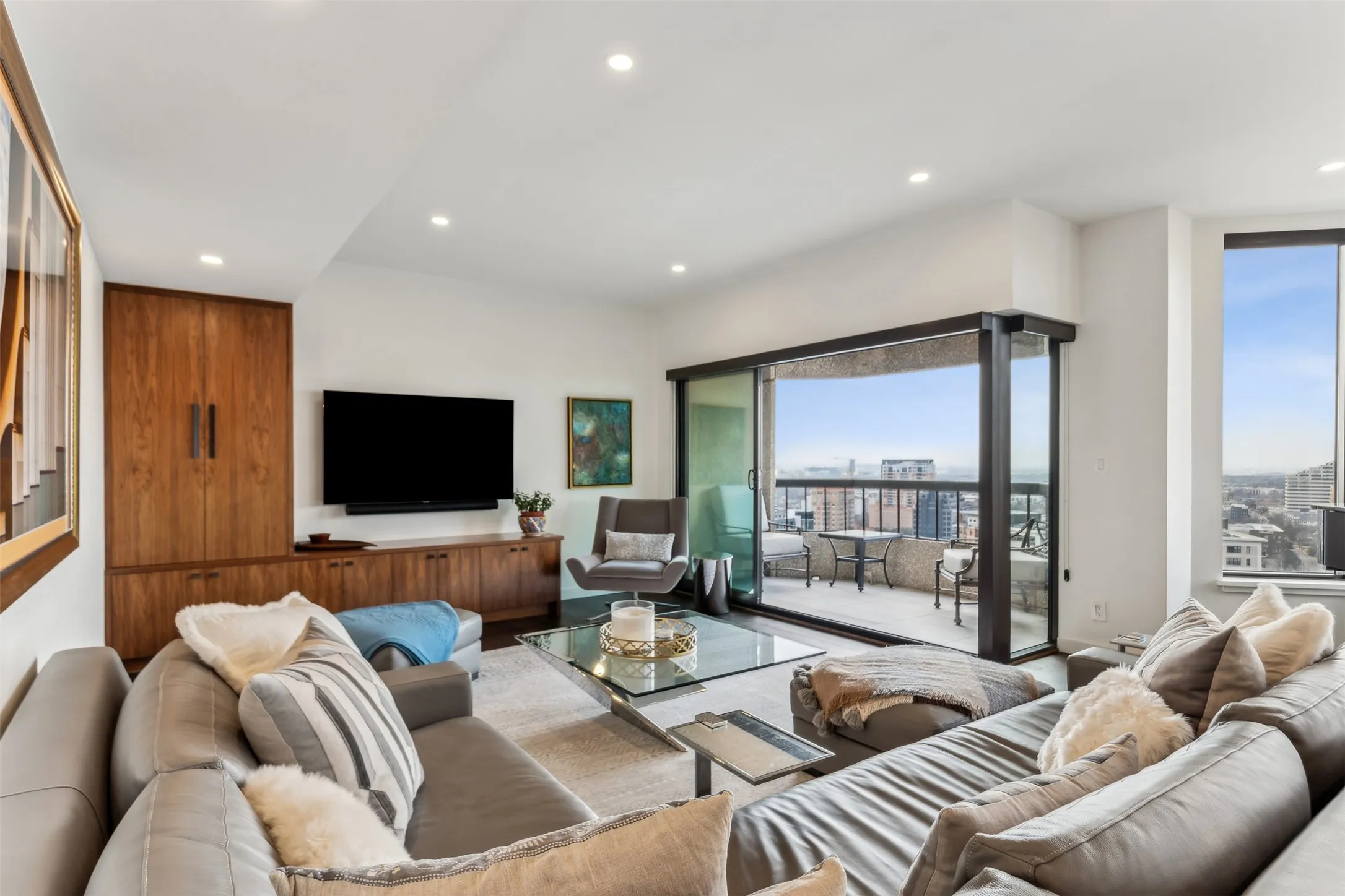 Condominium For Sale in Dallas County , 3030 Mckinney Avenue 2305, Dallas, Texas 75204, 3 Bedroom, 3 Bathroom, 2 Garage spaces, 2,760 Sqft, built in 1981, Preowned, mls#21141621, Real Estate Agent in Dallas, Homes For Sale in Dallas county, Homes For Sale in Dallas, Realtor in Dallas Texas, Real Estate Brokerage Independent Realty Texas, Luminita Cordes Realtor