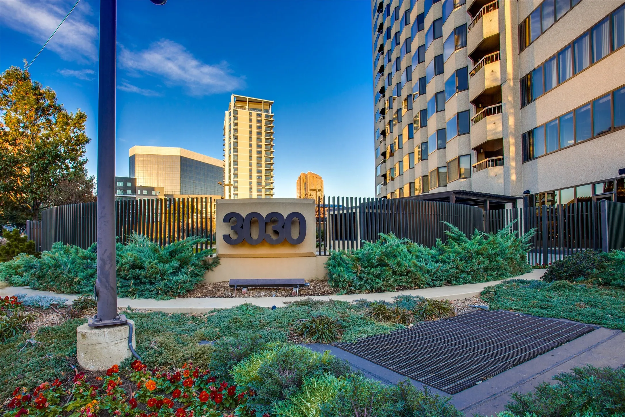 Condominium For Sale in Dallas County , 3030 Mckinney Avenue 2305, Dallas, Texas 75204, 3 Bedroom, 3 Bathroom, 2 Garage spaces, 2,760 Sqft, built in 1981, Preowned, mls#21141621, Real Estate Agent in Dallas, Homes For Sale in Dallas county, Homes For Sale in Dallas, Realtor in Dallas Texas, Real Estate Brokerage Independent Realty Texas, Luminita Cordes Realtor