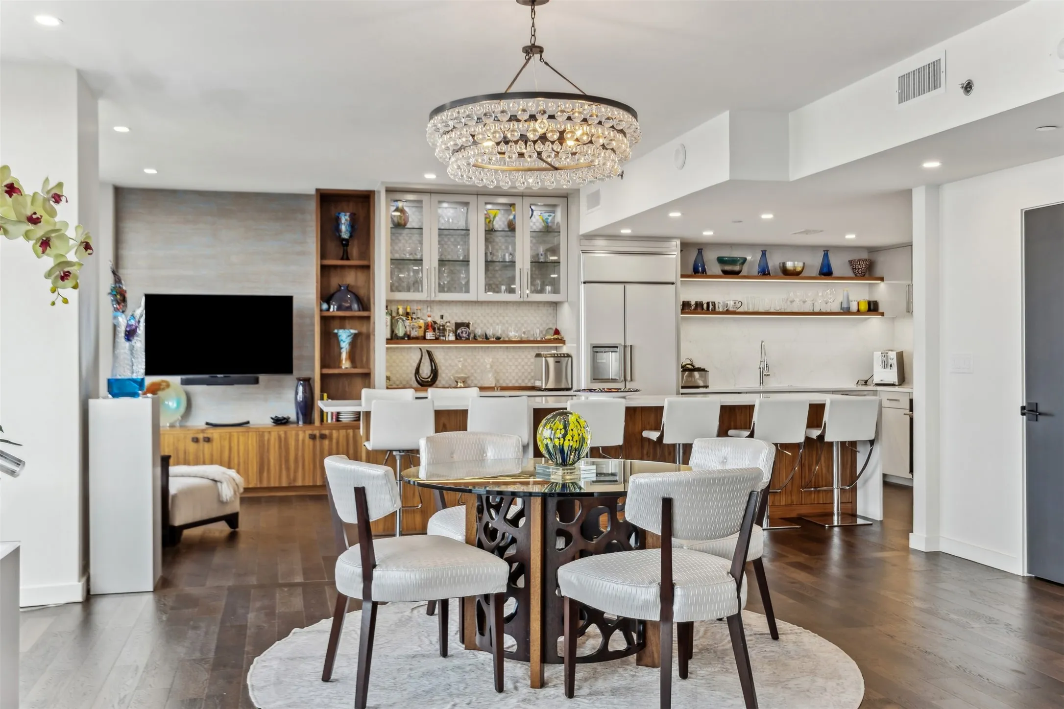 Condominium For Sale in Dallas County , 3030 Mckinney Avenue 2305, Dallas, Texas 75204, 3 Bedroom, 3 Bathroom, 2 Garage spaces, 2,760 Sqft, built in 1981, Preowned, mls#21141621, Real Estate Agent in Dallas, Homes For Sale in Dallas county, Homes For Sale in Dallas, Realtor in Dallas Texas, Real Estate Brokerage Independent Realty Texas, Luminita Cordes Realtor