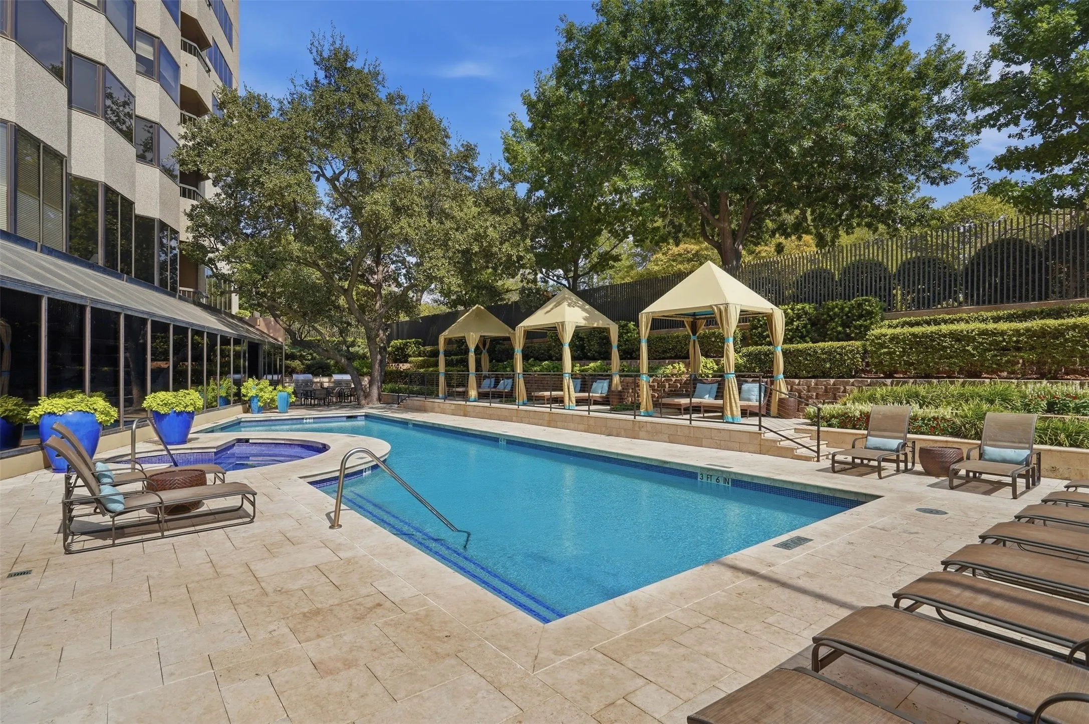 Condominium For Sale in Dallas County , 3030 Mckinney Avenue 2305, Dallas, Texas 75204, 3 Bedroom, 3 Bathroom, 2 Garage spaces, 2,760 Sqft, built in 1981, Preowned, mls#21141621, Real Estate Agent in Dallas, Homes For Sale in Dallas county, Homes For Sale in Dallas, Realtor in Dallas Texas, Real Estate Brokerage Independent Realty Texas, Luminita Cordes Realtor