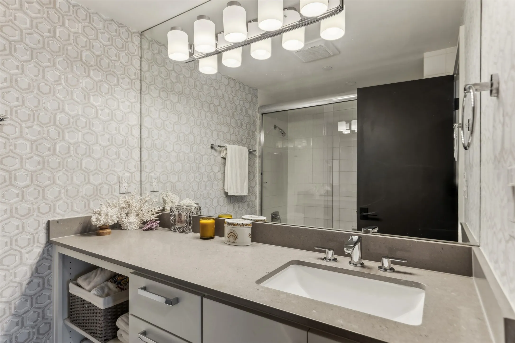 Condominium For Sale in Dallas County , 3030 Mckinney Avenue 2305, Dallas, Texas 75204, 3 Bedroom, 3 Bathroom, 2 Garage spaces, 2,760 Sqft, built in 1981, Preowned, mls#21141621, Real Estate Agent in Dallas, Homes For Sale in Dallas county, Homes For Sale in Dallas, Realtor in Dallas Texas, Real Estate Brokerage Independent Realty Texas, Luminita Cordes Realtor