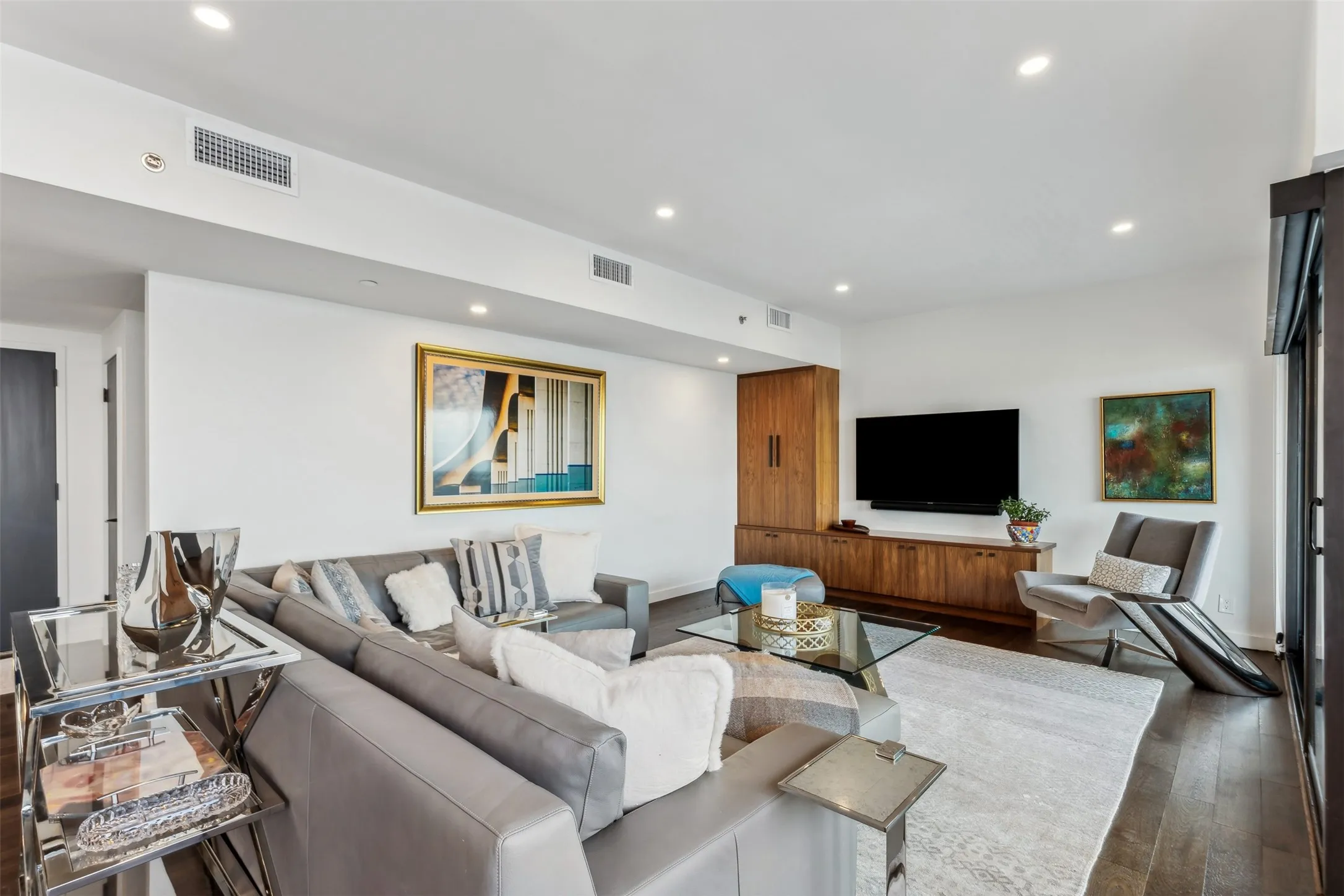 Condominium For Sale in Dallas County , 3030 Mckinney Avenue 2305, Dallas, Texas 75204, 3 Bedroom, 3 Bathroom, 2 Garage spaces, 2,760 Sqft, built in 1981, Preowned, mls#21141621, Real Estate Agent in Dallas, Homes For Sale in Dallas county, Homes For Sale in Dallas, Realtor in Dallas Texas, Real Estate Brokerage Independent Realty Texas, Luminita Cordes Realtor