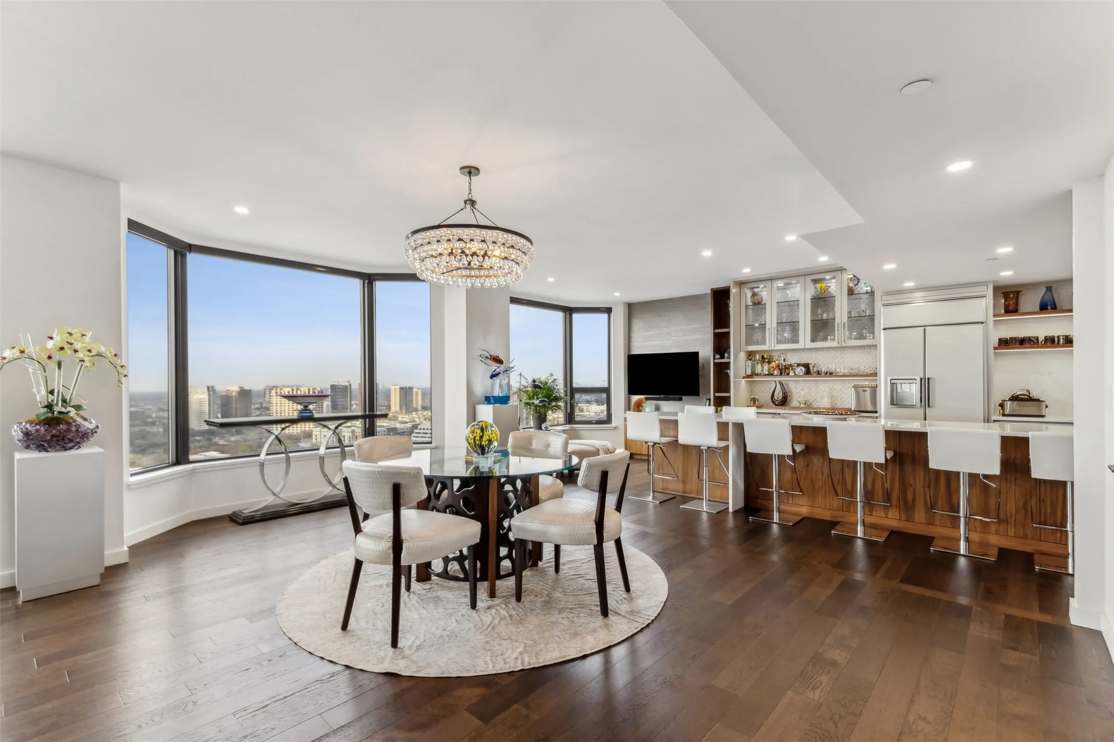 Condominium For Sale in Dallas County , 3030 Mckinney Avenue 2305, Dallas, Texas 75204, 3 Bedroom, 3 Bathroom, 2 Garage spaces, 2,760 Sqft, built in 1981, Preowned, mls#21141621, Real Estate Agent in Dallas, Homes For Sale in Dallas county, Homes For Sale in Dallas, Realtor in Dallas Texas, Real Estate Brokerage Independent Realty Texas, Luminita Cordes Realtor