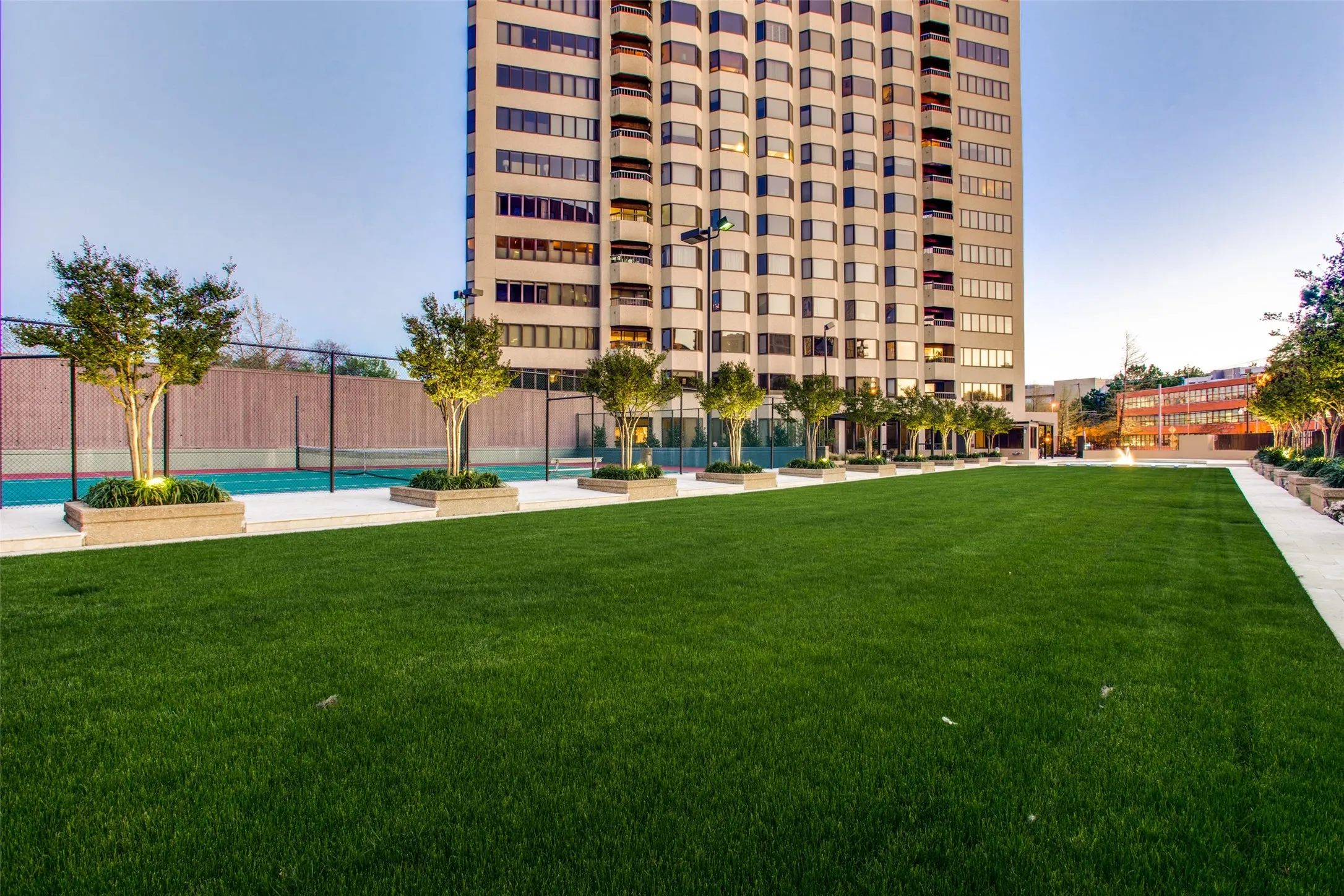 Condominium For Sale in Dallas County , 3030 Mckinney Avenue 2305, Dallas, Texas 75204, 3 Bedroom, 3 Bathroom, 2 Garage spaces, 2,760 Sqft, built in 1981, Preowned, mls#21141621, Real Estate Agent in Dallas, Homes For Sale in Dallas county, Homes For Sale in Dallas, Realtor in Dallas Texas, Real Estate Brokerage Independent Realty Texas, Luminita Cordes Realtor