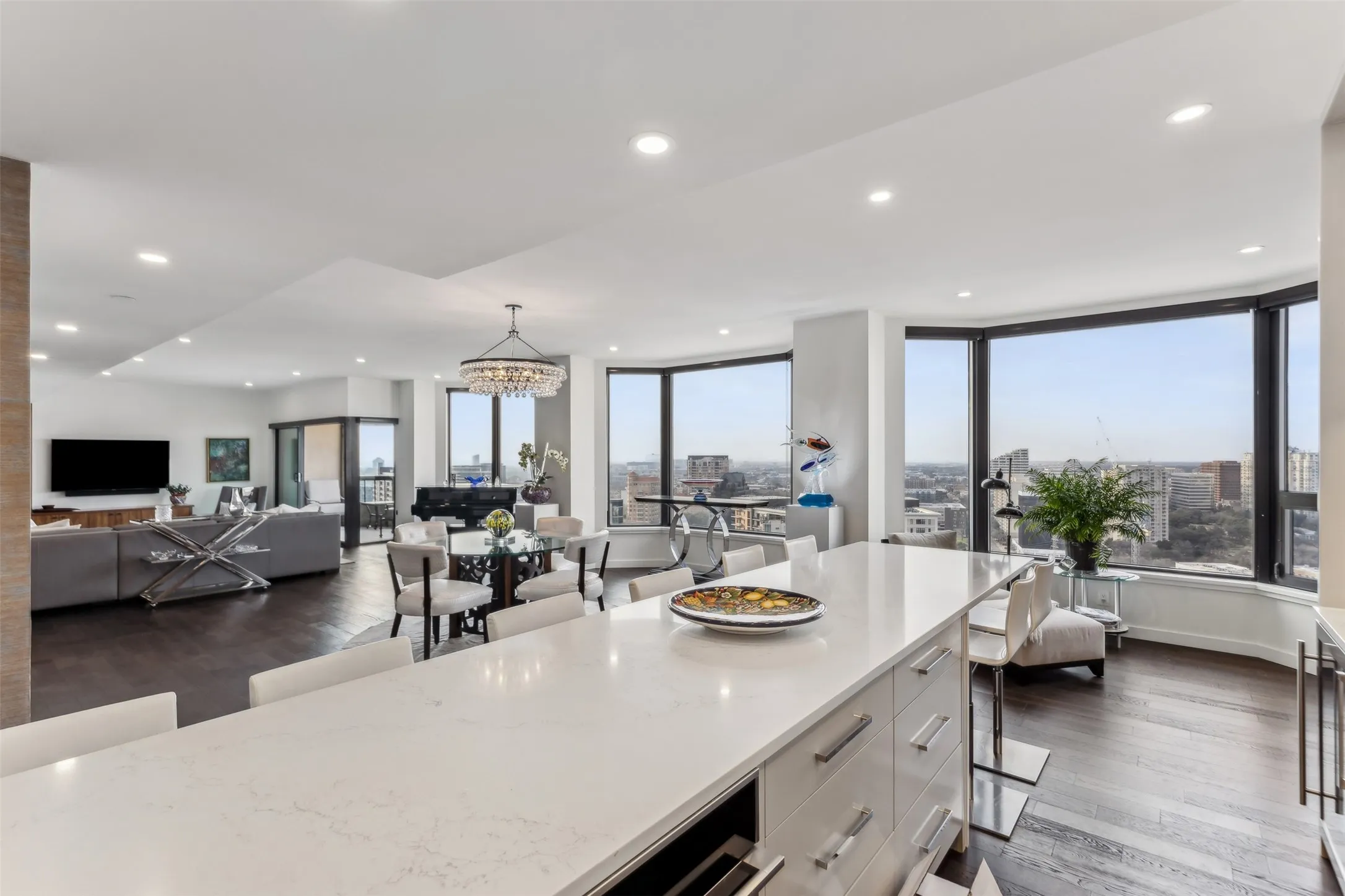 Condominium For Sale in Dallas County , 3030 Mckinney Avenue 2305, Dallas, Texas 75204, 3 Bedroom, 3 Bathroom, 2 Garage spaces, 2,760 Sqft, built in 1981, Preowned, mls#21141621, Real Estate Agent in Dallas, Homes For Sale in Dallas county, Homes For Sale in Dallas, Realtor in Dallas Texas, Real Estate Brokerage Independent Realty Texas, Luminita Cordes Realtor