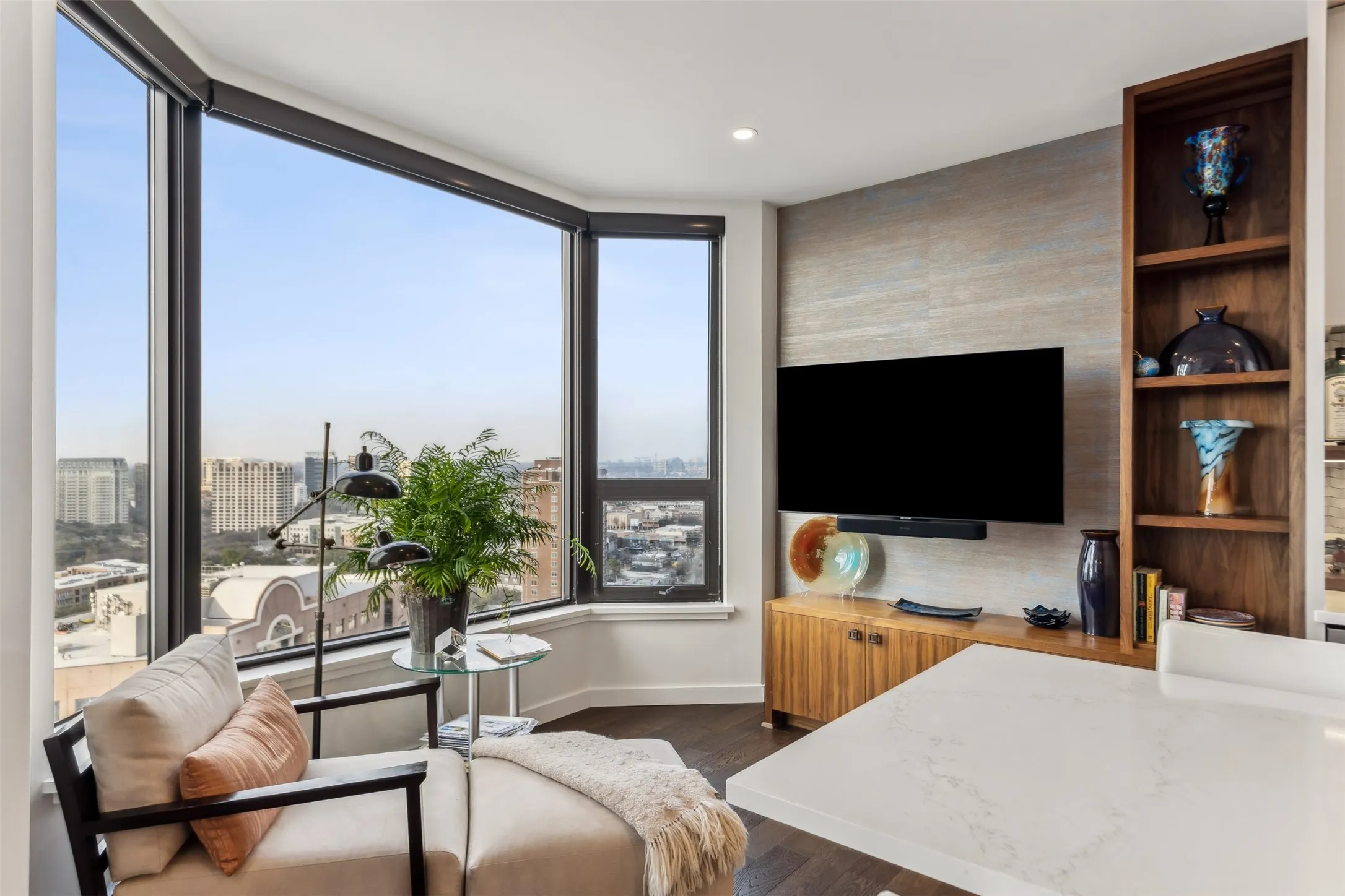 Condominium For Sale in Dallas County , 3030 Mckinney Avenue 2305, Dallas, Texas 75204, 3 Bedroom, 3 Bathroom, 2 Garage spaces, 2,760 Sqft, built in 1981, Preowned, mls#21141621, Real Estate Agent in Dallas, Homes For Sale in Dallas county, Homes For Sale in Dallas, Realtor in Dallas Texas, Real Estate Brokerage Independent Realty Texas, Luminita Cordes Realtor