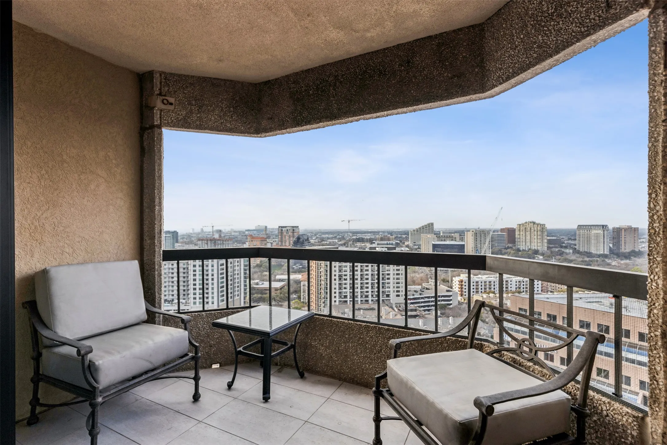 Condominium For Sale in Dallas County , 3030 Mckinney Avenue 2305, Dallas, Texas 75204, 3 Bedroom, 3 Bathroom, 2 Garage spaces, 2,760 Sqft, built in 1981, Preowned, mls#21141621, Real Estate Agent in Dallas, Homes For Sale in Dallas county, Homes For Sale in Dallas, Realtor in Dallas Texas, Real Estate Brokerage Independent Realty Texas, Luminita Cordes Realtor