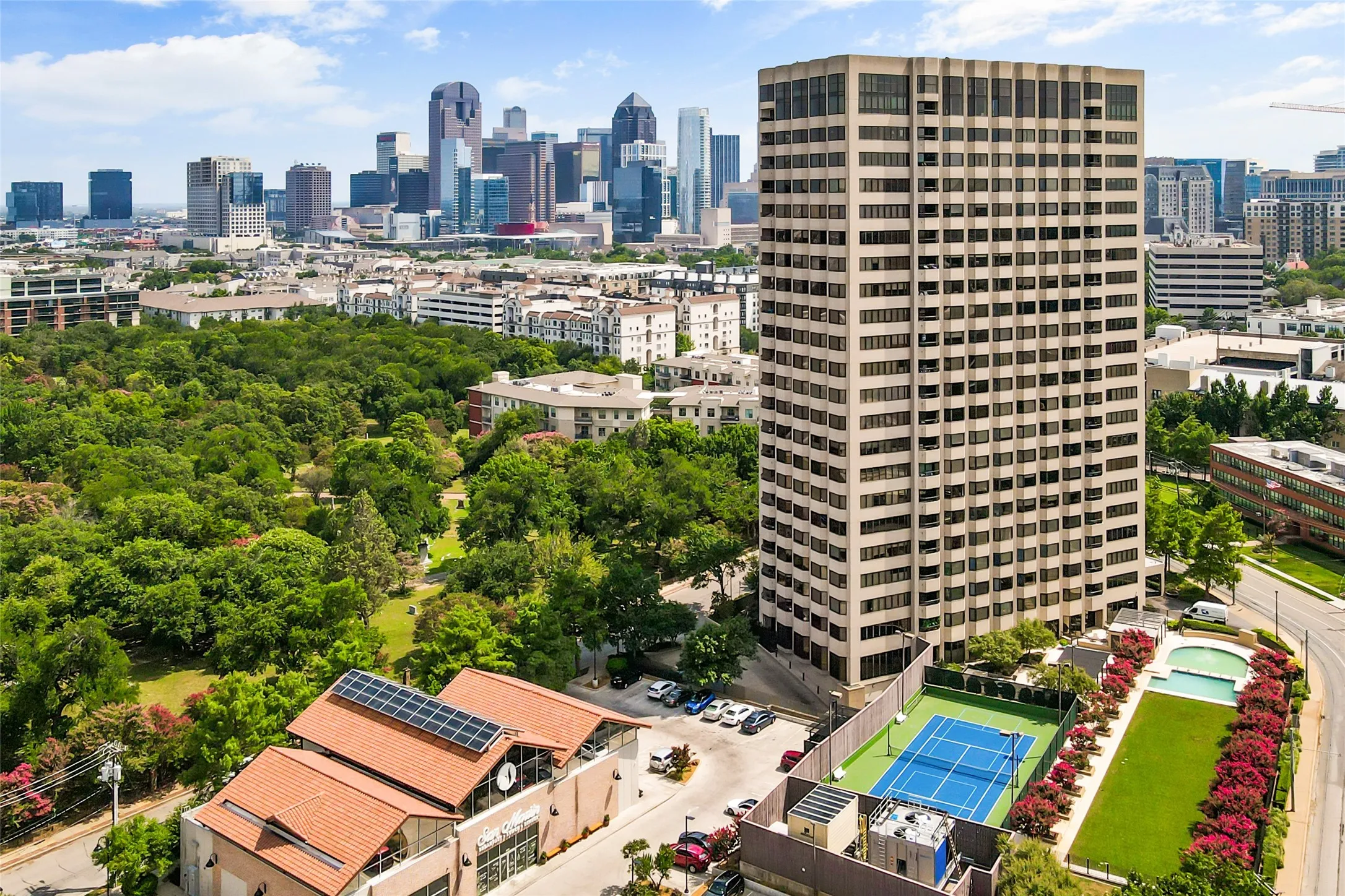 Condominium For Sale in Dallas County , 3030 Mckinney Avenue 2305, Dallas, Texas 75204, 3 Bedroom, 3 Bathroom, 2 Garage spaces, 2,760 Sqft, built in 1981, Preowned, mls#21141621, Real Estate Agent in Dallas, Homes For Sale in Dallas county, Homes For Sale in Dallas, Realtor in Dallas Texas, Real Estate Brokerage Independent Realty Texas, Luminita Cordes Realtor