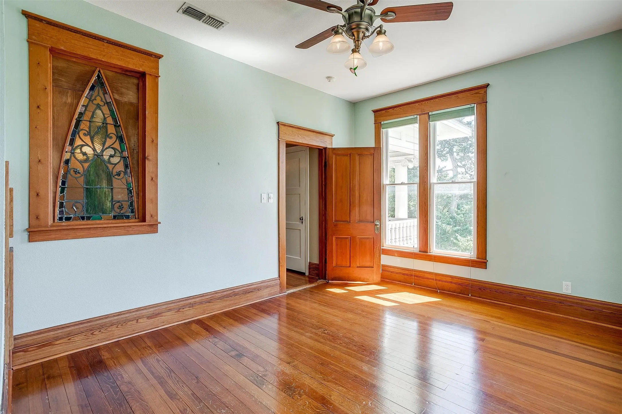 Single Family Residence For Sale in Parker County , 708 S Waco Street, Weatherford, Texas 76086, 4 Bedrooms, 3 Bathrooms, 3 Garage spaces, 4,085 Sqft, built in 1907, Price $639,000, mls#21142103, Real Estate Agent in Weatherford, Homes For Sale in Parker county, Homes For Sale in Weatherford, Realtor in Weatherford Texas, Real Estate Brokerage Independent Realty Texas, Luminita Cordes Realtor