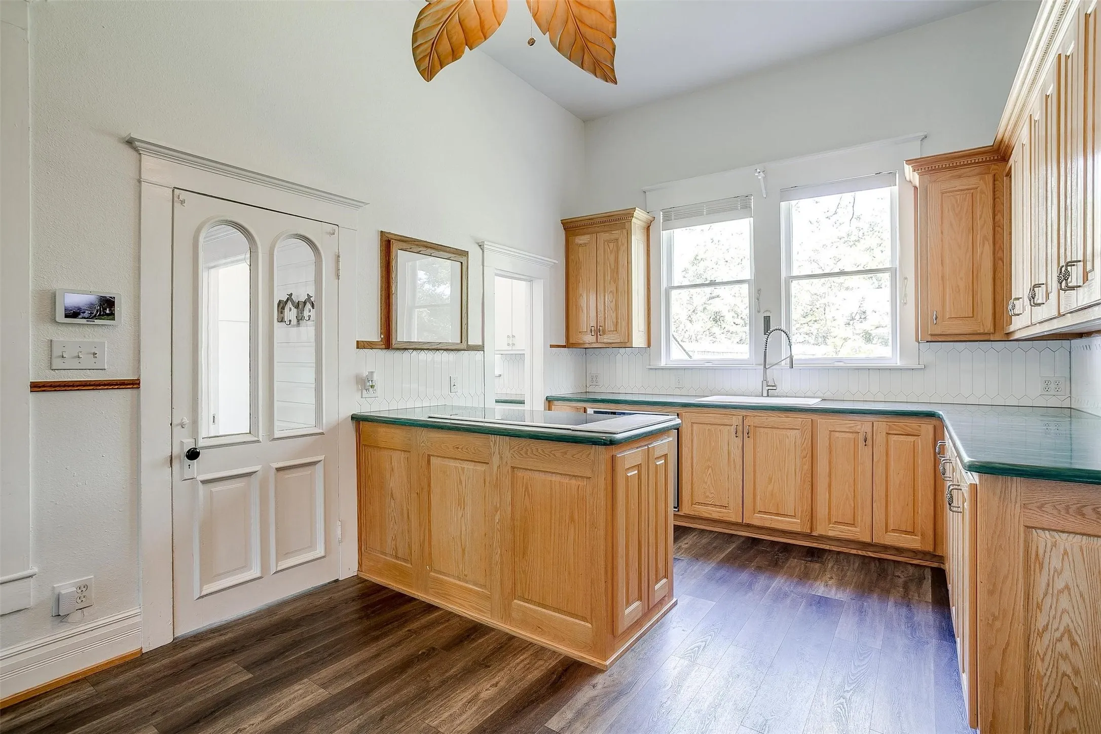 Single Family Residence For Sale in Parker County , 708 S Waco Street, Weatherford, Texas 76086, 4 Bedrooms, 3 Bathrooms, 3 Garage spaces, 4,085 Sqft, built in 1907, Price $639,000, mls#21142103, Real Estate Agent in Weatherford, Homes For Sale in Parker county, Homes For Sale in Weatherford, Realtor in Weatherford Texas, Real Estate Brokerage Independent Realty Texas, Luminita Cordes Realtor