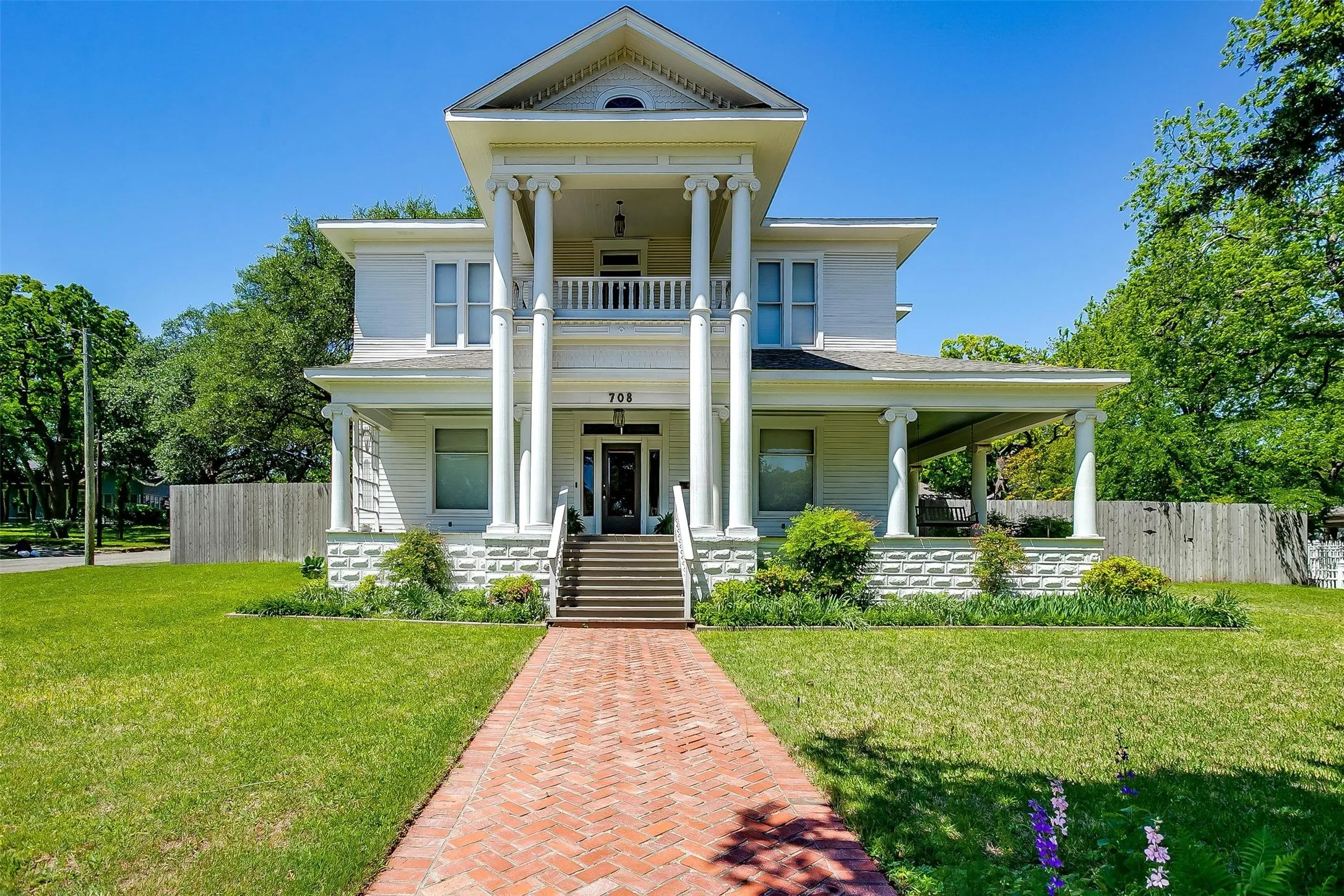 Single Family Residence For Sale in Parker County , 708 S Waco Street, Weatherford, Texas 76086, 4 Bedrooms, 3 Bathrooms, 3 Garage spaces, 4,085 Sqft, built in 1907, Price $639,000, mls#21142103, Real Estate Agent in Weatherford, Homes For Sale in Parker county, Homes For Sale in Weatherford, Realtor in Weatherford Texas, Real Estate Brokerage Independent Realty Texas, Luminita Cordes Realtor