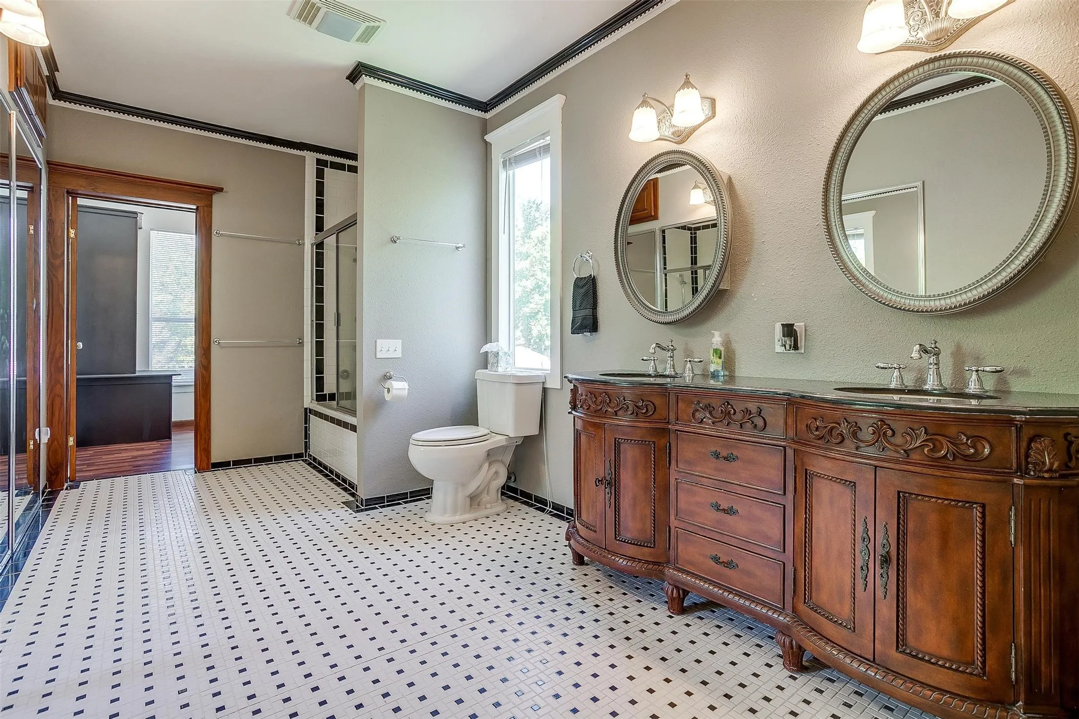 Single Family Residence For Sale in Parker County , 708 S Waco Street, Weatherford, Texas 76086, 4 Bedrooms, 3 Bathrooms, 3 Garage spaces, 4,085 Sqft, built in 1907, Price $639,000, mls#21142103, Real Estate Agent in Weatherford, Homes For Sale in Parker county, Homes For Sale in Weatherford, Realtor in Weatherford Texas, Real Estate Brokerage Independent Realty Texas, Luminita Cordes Realtor