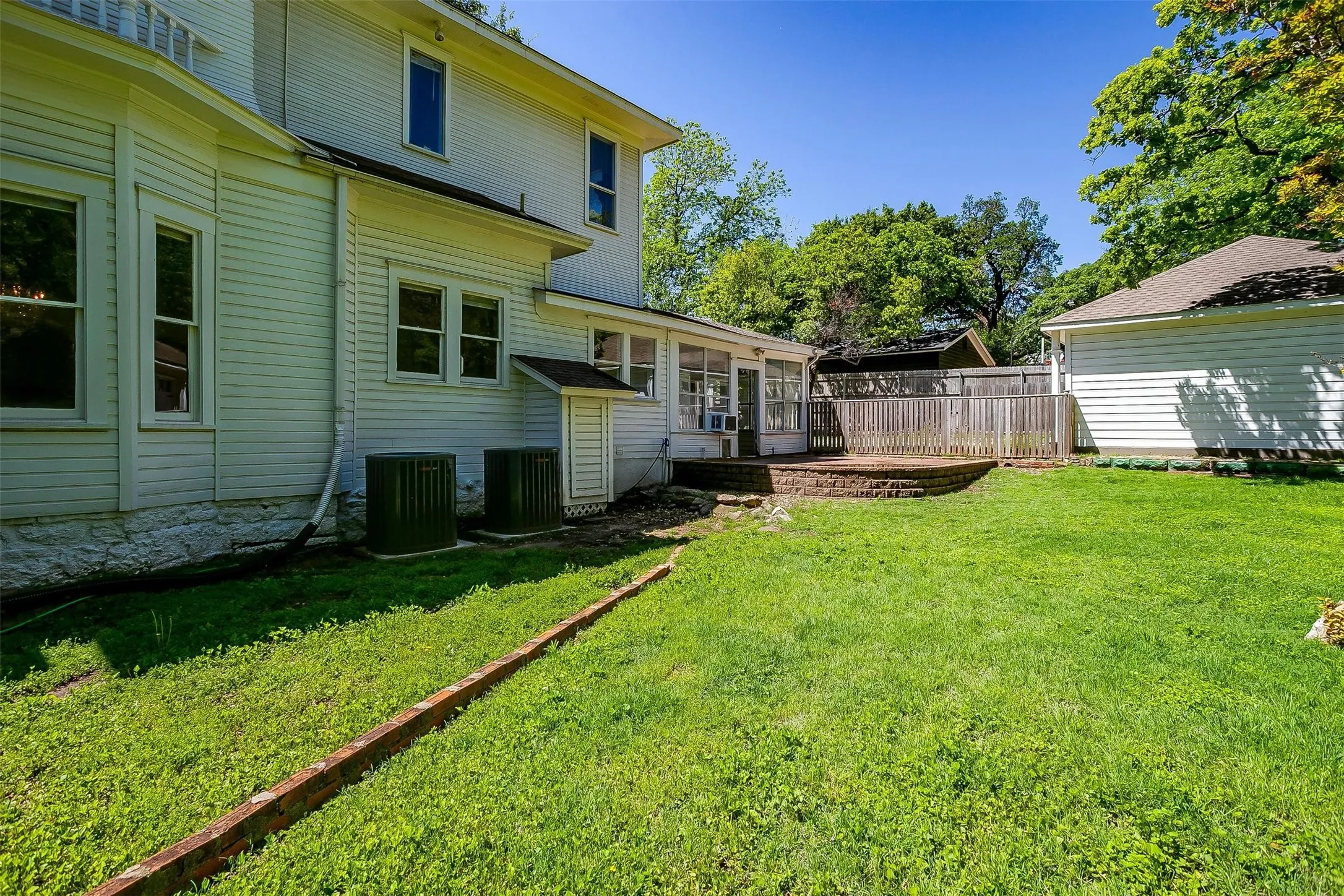 Single Family Residence For Sale in Parker County , 708 S Waco Street, Weatherford, Texas 76086, 4 Bedrooms, 3 Bathrooms, 3 Garage spaces, 4,085 Sqft, built in 1907, Price $639,000, mls#21142103, Real Estate Agent in Weatherford, Homes For Sale in Parker county, Homes For Sale in Weatherford, Realtor in Weatherford Texas, Real Estate Brokerage Independent Realty Texas, Luminita Cordes Realtor