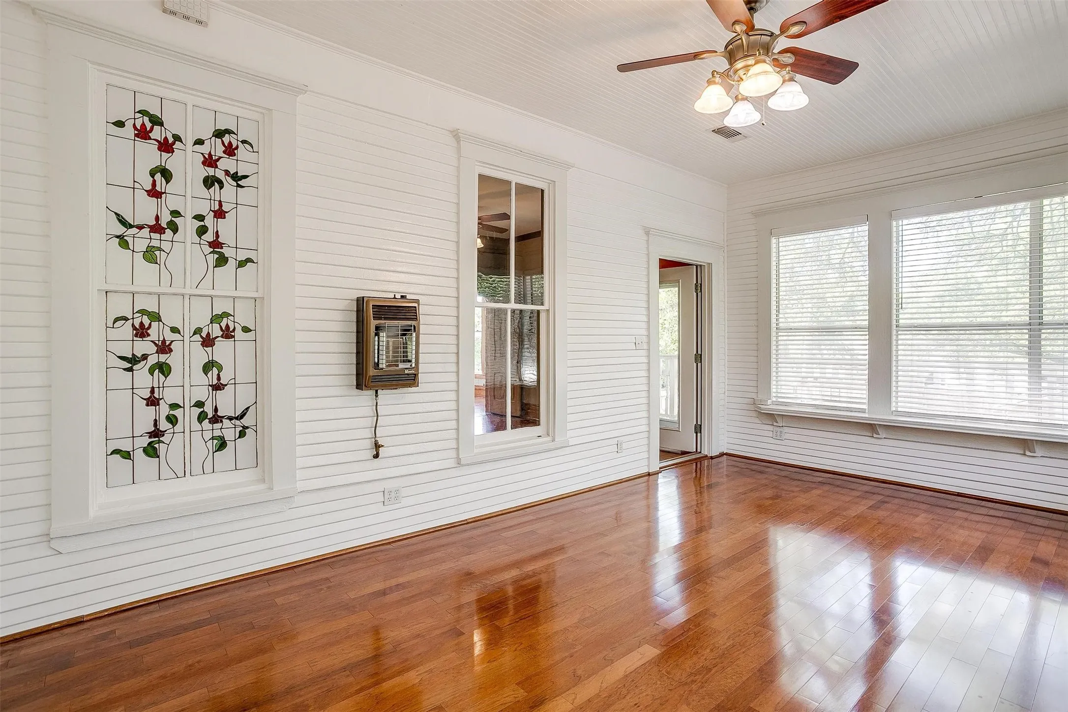 Single Family Residence For Sale in Parker County , 708 S Waco Street, Weatherford, Texas 76086, 4 Bedrooms, 3 Bathrooms, 3 Garage spaces, 4,085 Sqft, built in 1907, Price $639,000, mls#21142103, Real Estate Agent in Weatherford, Homes For Sale in Parker county, Homes For Sale in Weatherford, Realtor in Weatherford Texas, Real Estate Brokerage Independent Realty Texas, Luminita Cordes Realtor