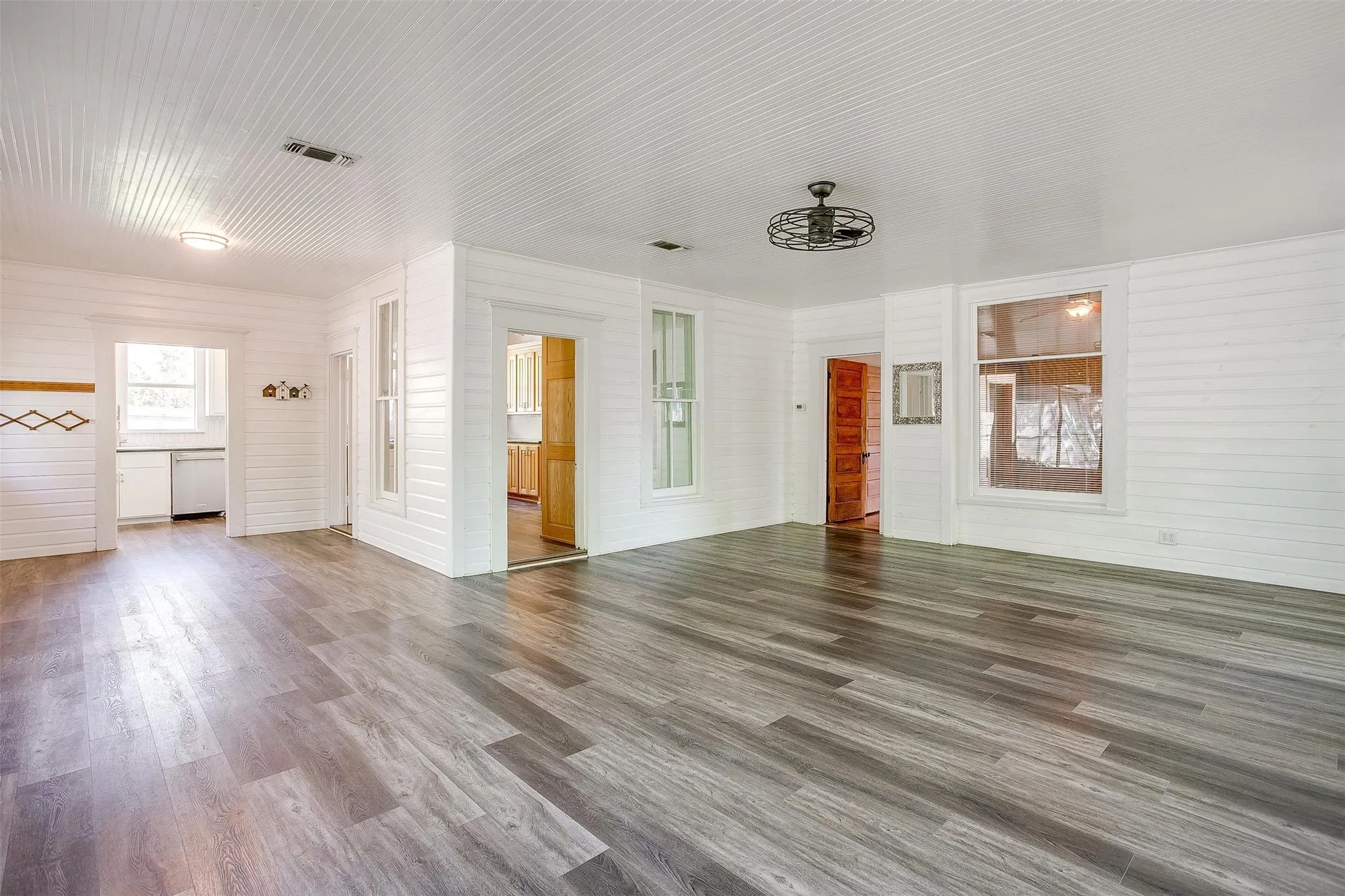 Single Family Residence For Sale in Parker County , 708 S Waco Street, Weatherford, Texas 76086, 4 Bedrooms, 3 Bathrooms, 3 Garage spaces, 4,085 Sqft, built in 1907, Price $639,000, mls#21142103, Real Estate Agent in Weatherford, Homes For Sale in Parker county, Homes For Sale in Weatherford, Realtor in Weatherford Texas, Real Estate Brokerage Independent Realty Texas, Luminita Cordes Realtor