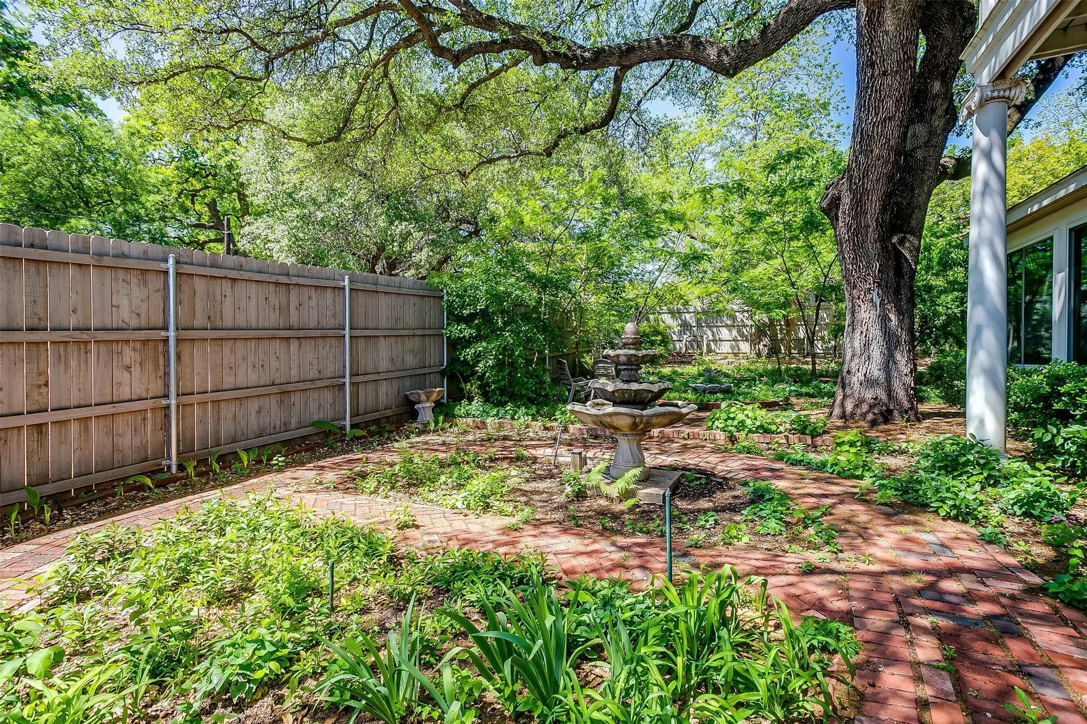 Single Family Residence For Sale in Parker County , 708 S Waco Street, Weatherford, Texas 76086, 4 Bedrooms, 3 Bathrooms, 3 Garage spaces, 4,085 Sqft, built in 1907, Price $639,000, mls#21142103, Real Estate Agent in Weatherford, Homes For Sale in Parker county, Homes For Sale in Weatherford, Realtor in Weatherford Texas, Real Estate Brokerage Independent Realty Texas, Luminita Cordes Realtor
