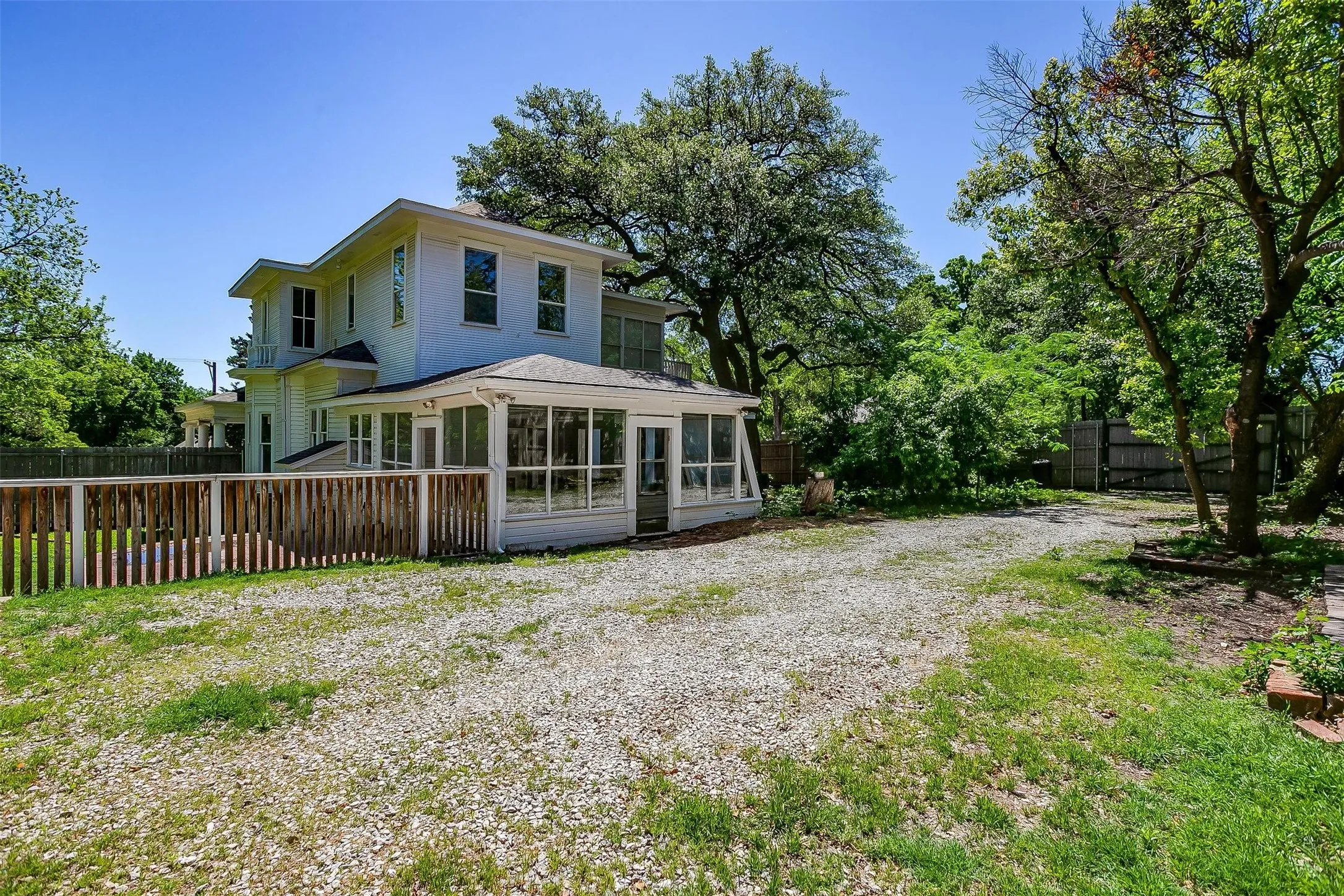 Single Family Residence For Sale in Parker County , 708 S Waco Street, Weatherford, Texas 76086, 4 Bedrooms, 3 Bathrooms, 3 Garage spaces, 4,085 Sqft, built in 1907, Price $639,000, mls#21142103, Real Estate Agent in Weatherford, Homes For Sale in Parker county, Homes For Sale in Weatherford, Realtor in Weatherford Texas, Real Estate Brokerage Independent Realty Texas, Luminita Cordes Realtor