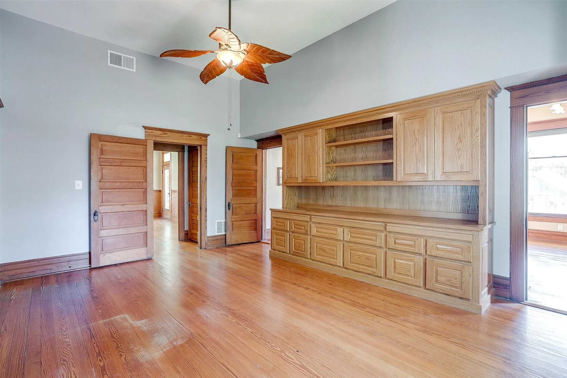 Single Family Residence For Sale in Parker County , 708 S Waco Street, Weatherford, Texas 76086, 4 Bedrooms, 3 Bathrooms, 3 Garage spaces, 4,085 Sqft, built in 1907, Price $639,000, mls#21142103, Real Estate Agent in Weatherford, Homes For Sale in Parker county, Homes For Sale in Weatherford, Realtor in Weatherford Texas, Real Estate Brokerage Independent Realty Texas, Luminita Cordes Realtor