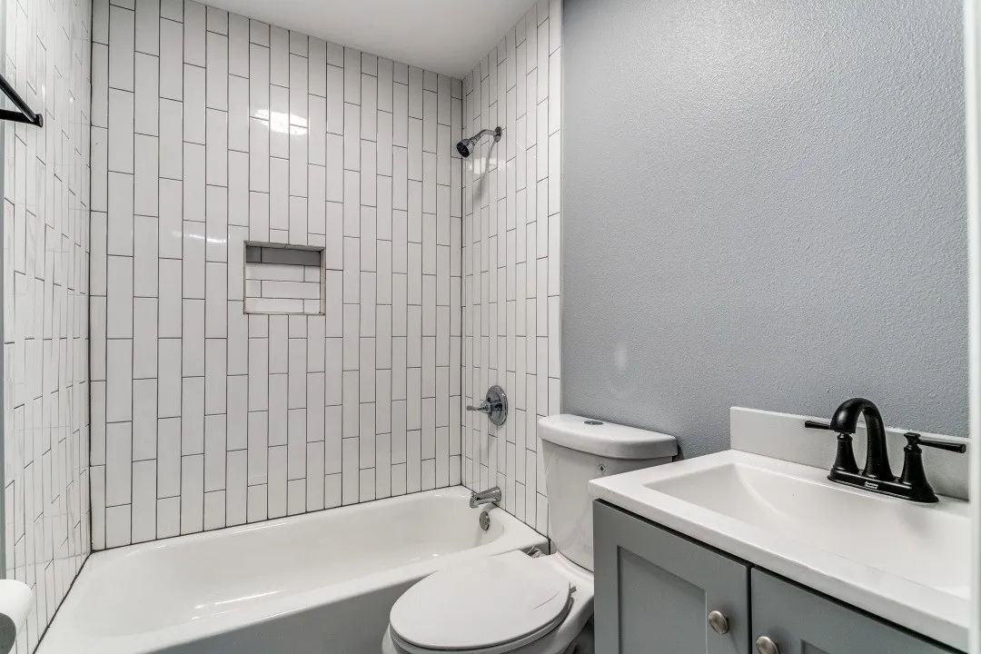 Bathroom with bathing tub / shower combination and vanity