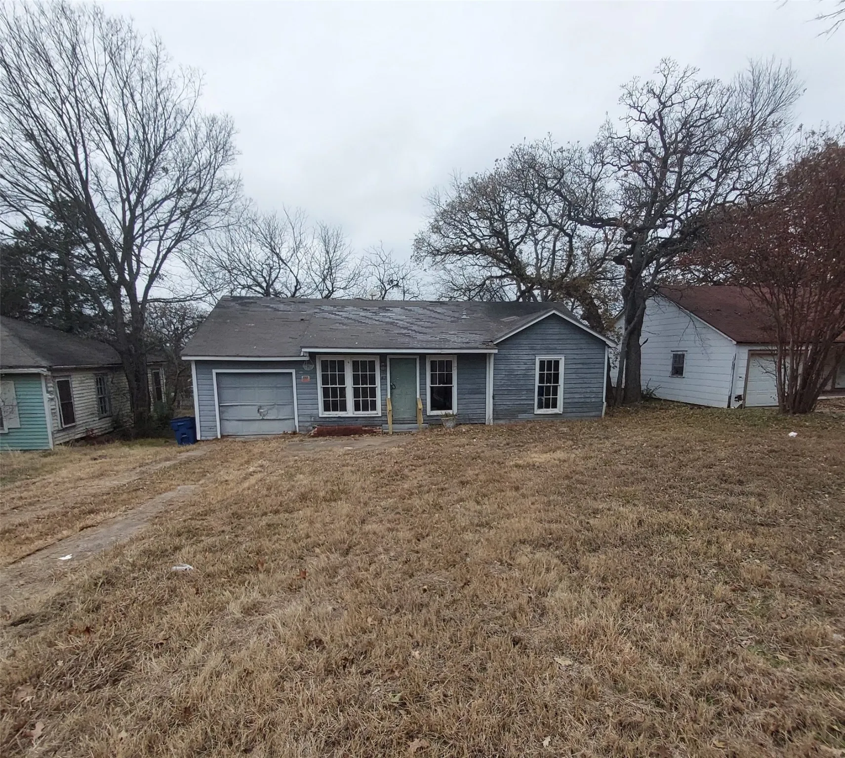 Single Family Residence For Sale in Grayson County , 43 W Parnell Street, Denison, Texas 75020, 2 Bedrooms, 1 Bathroom, 1 Garage spaces, 1,254 Sqft, built in 1940, Price $74,900, mls#21141391, Real Estate Agent in Denison, Homes For Sale in Grayson county, Homes For Sale in Denison, Realtor in Denison Texas, Real Estate Brokerage Independent Realty Texas, Luminita Cordes Realtor