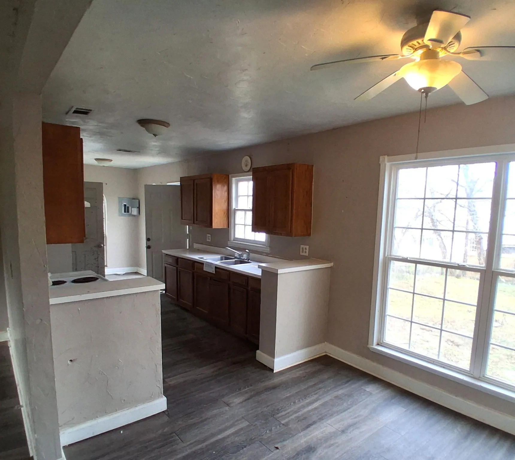 Single Family Residence For Sale in Grayson County , 43 W Parnell Street, Denison, Texas 75020, 2 Bedrooms, 1 Bathroom, 1 Garage spaces, 1,254 Sqft, built in 1940, Price $74,900, mls#21141391, Real Estate Agent in Denison, Homes For Sale in Grayson county, Homes For Sale in Denison, Realtor in Denison Texas, Real Estate Brokerage Independent Realty Texas, Luminita Cordes Realtor