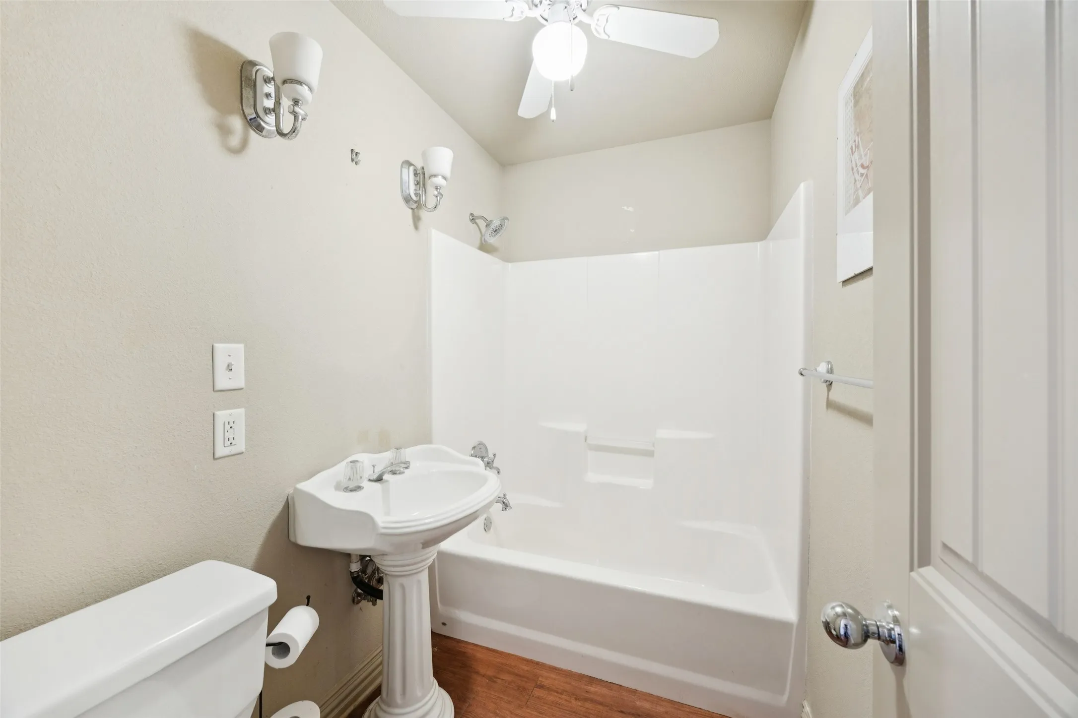 Single Family Residence For Sale in Van Zandt County , 378 Eastshore Drive, Wills Point, Texas 75169, 2 Bedroom, 2 Bathroom, Garage spaces, 1,380 Sqft, built in 2009, Preowned, mls#21137022, Real Estate Agent in Wills Point, Homes For Sale in Van Zandt county, Homes For Sale in Wills Point, Realtor in Wills Point Texas, Real Estate Brokerage Independent Realty Texas, Luminita Cordes Realtor