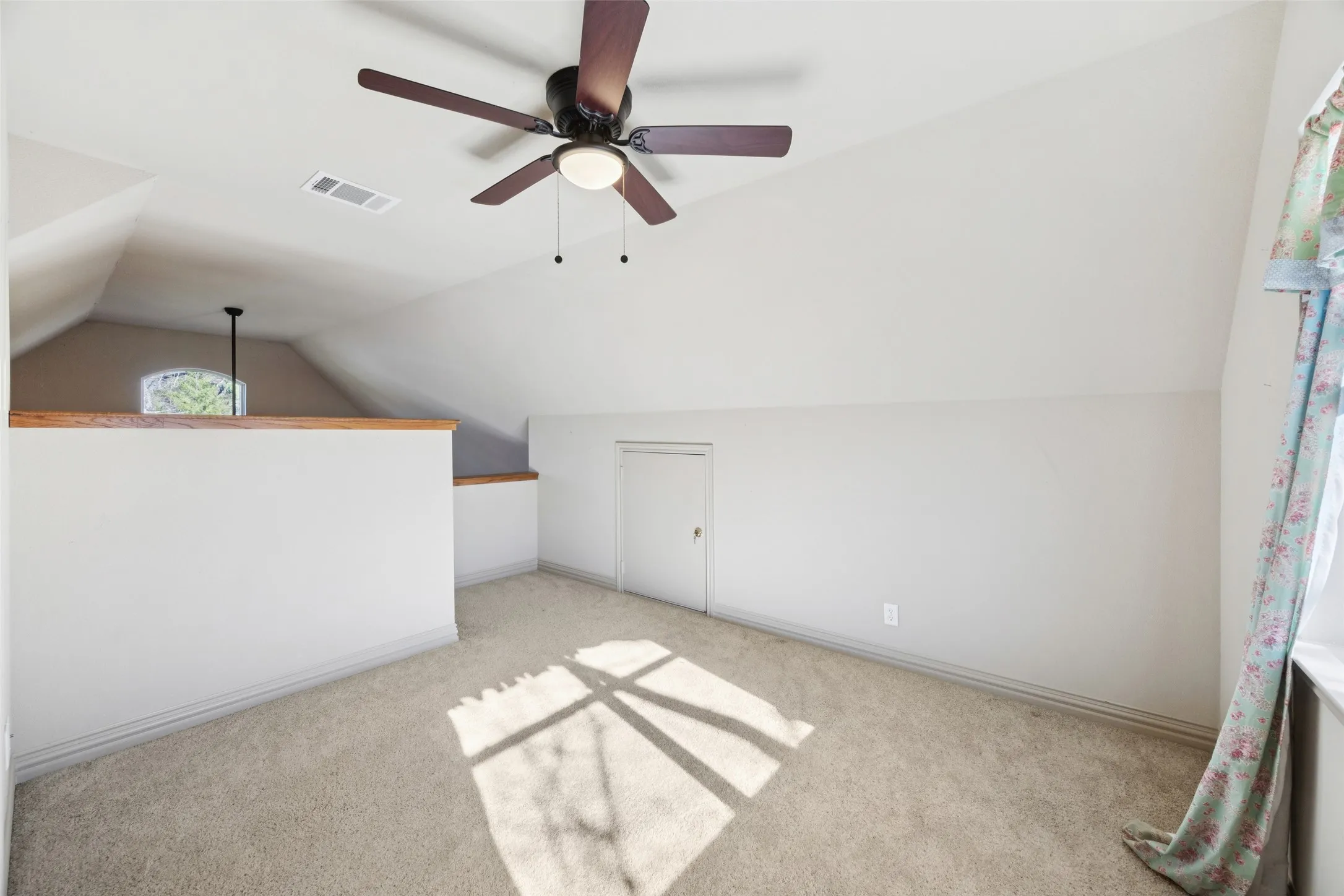 Single Family Residence For Sale in Van Zandt County , 378 Eastshore Drive, Wills Point, Texas 75169, 2 Bedroom, 2 Bathroom, Garage spaces, 1,380 Sqft, built in 2009, Preowned, mls#21137022, Real Estate Agent in Wills Point, Homes For Sale in Van Zandt county, Homes For Sale in Wills Point, Realtor in Wills Point Texas, Real Estate Brokerage Independent Realty Texas, Luminita Cordes Realtor