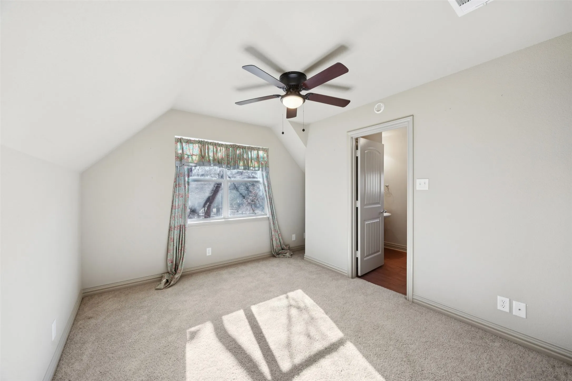 Single Family Residence For Sale in Van Zandt County , 378 Eastshore Drive, Wills Point, Texas 75169, 2 Bedroom, 2 Bathroom, Garage spaces, 1,380 Sqft, built in 2009, Preowned, mls#21137022, Real Estate Agent in Wills Point, Homes For Sale in Van Zandt county, Homes For Sale in Wills Point, Realtor in Wills Point Texas, Real Estate Brokerage Independent Realty Texas, Luminita Cordes Realtor
