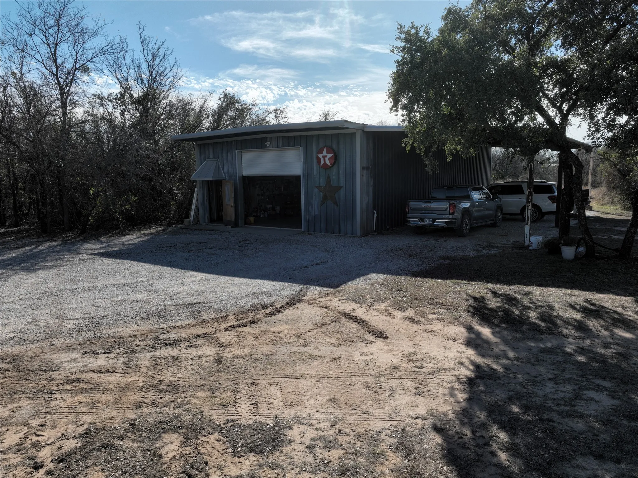 Shop with electricity and water, parking for cars or an RV